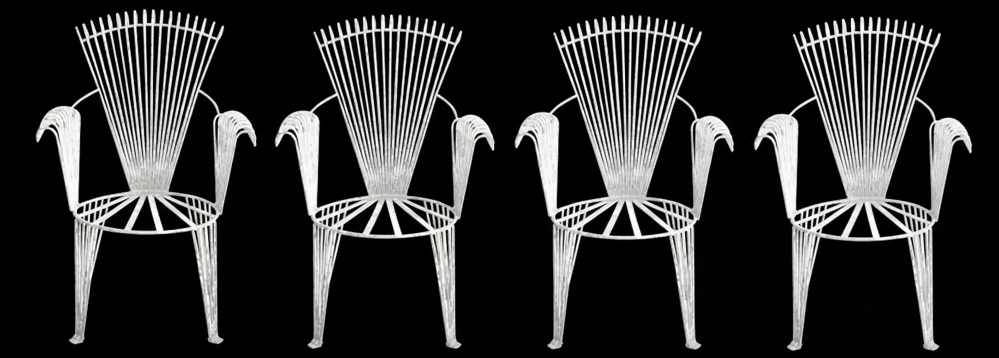 Quattro poltrone da giardino antiche in un contesto elegante