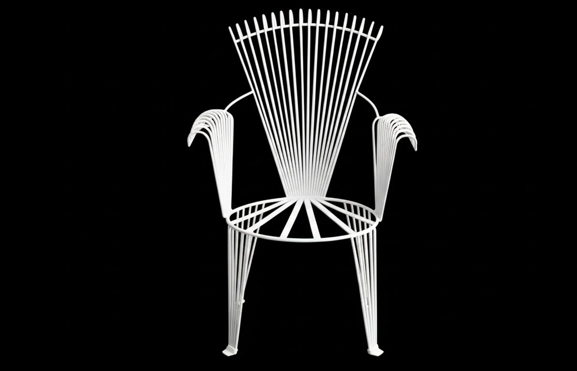 Vier antike Garten-Sessel mit elegantem Design in klassischer Umgebung.