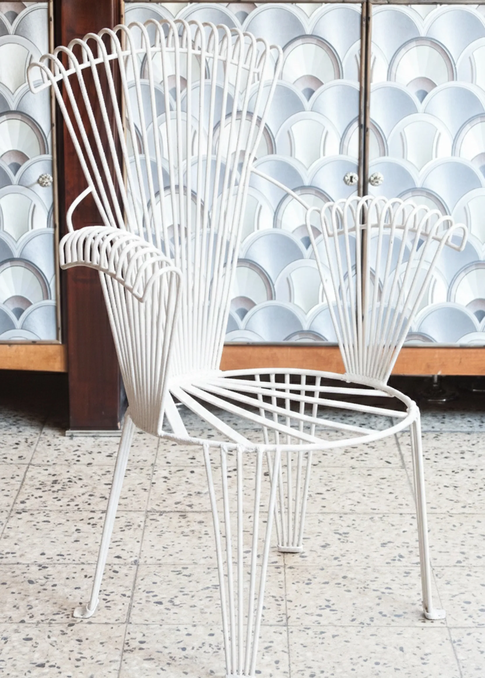 4 sillones de jardín antiguos con diseño elegante, en fondo clásico.