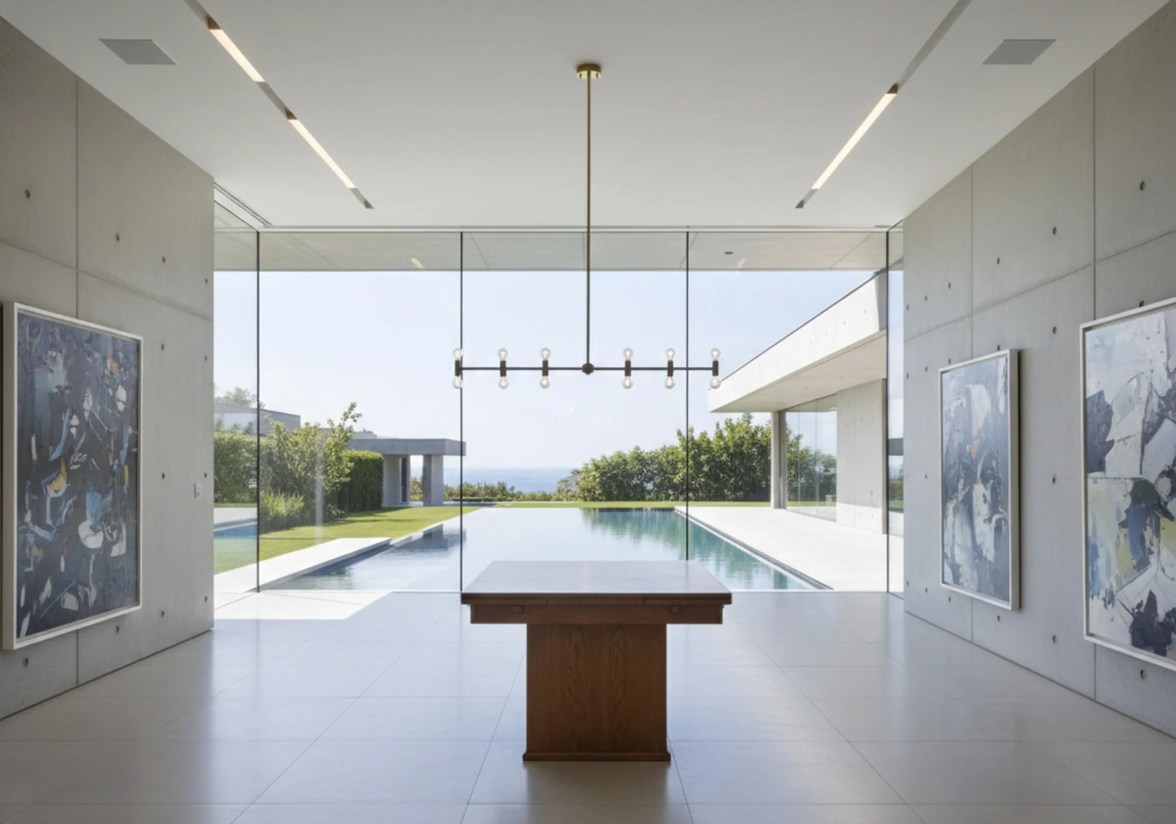 Table à manger ancienne pour 6 ou 4 personnes, dans un cadre lumineux et moderne.
