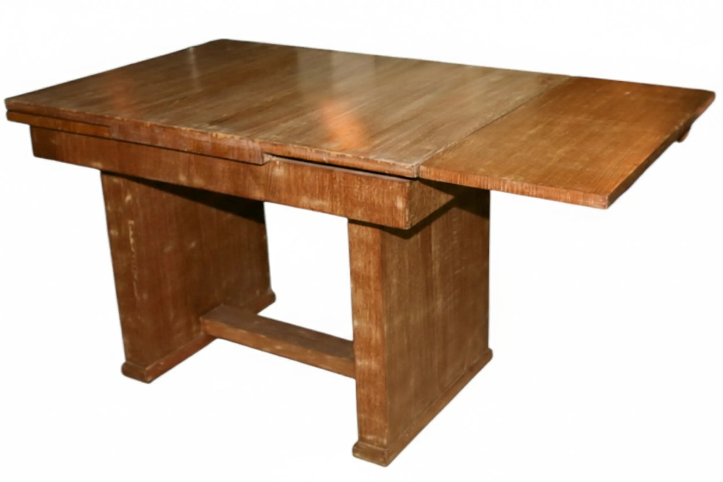 Ancienne table à manger avec extensions, dans un environnement chaleureux et accueillant.