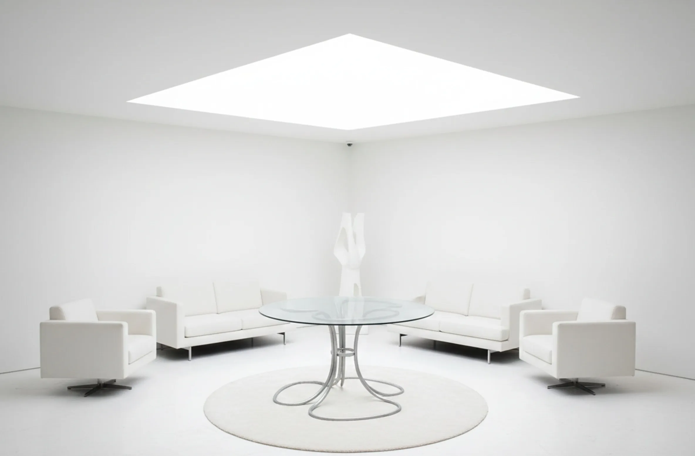 Mesa de jantar antiga com cadeiras em um ambiente moderno.