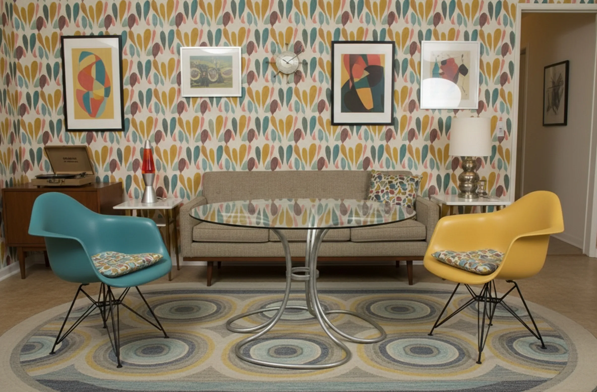 Tavolo da pranzo antico per 6 persone in un ambiente accogliente con sedie colorate.