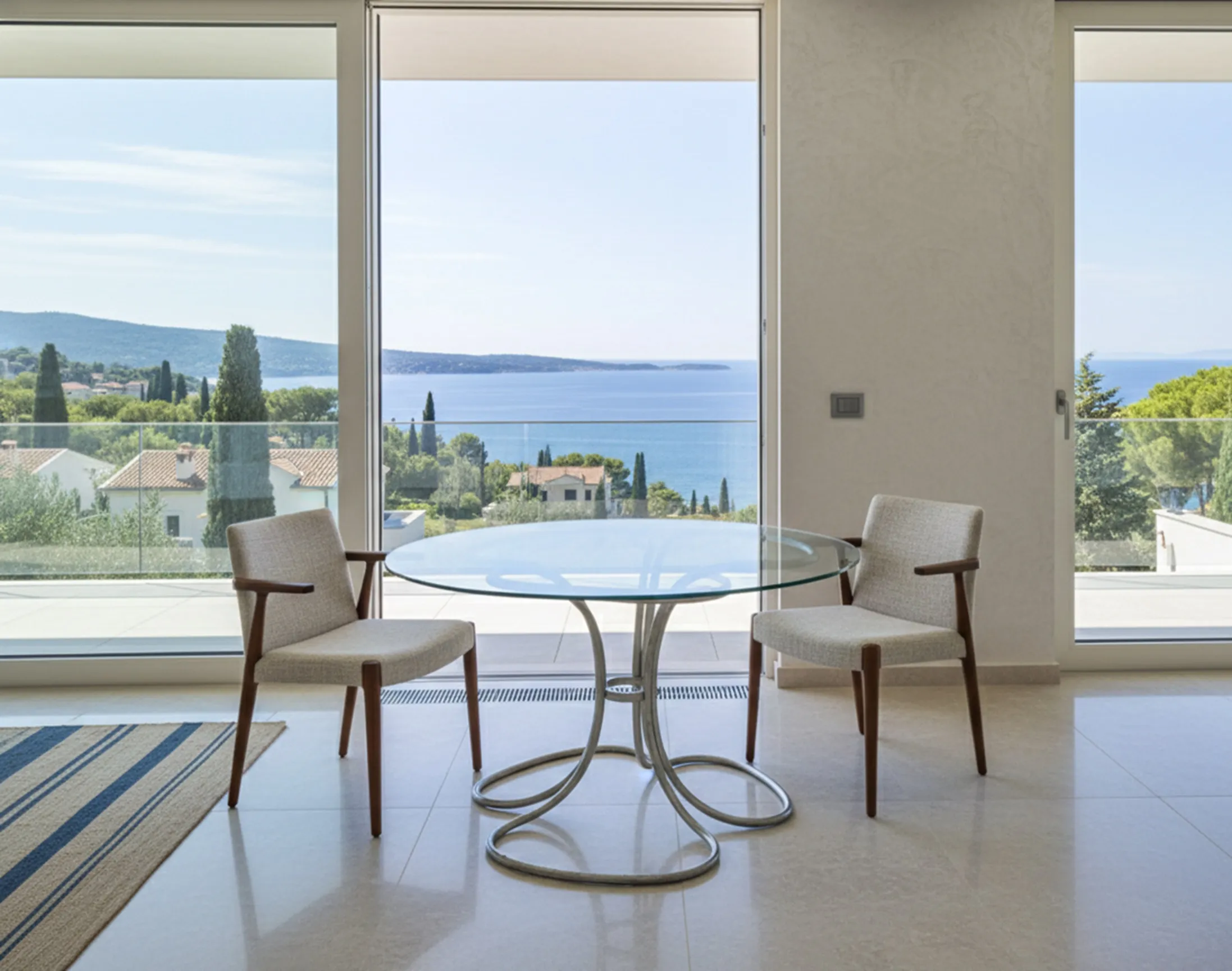 Tavolo da pranzo antico per 6 persone con vista mare e sedie.