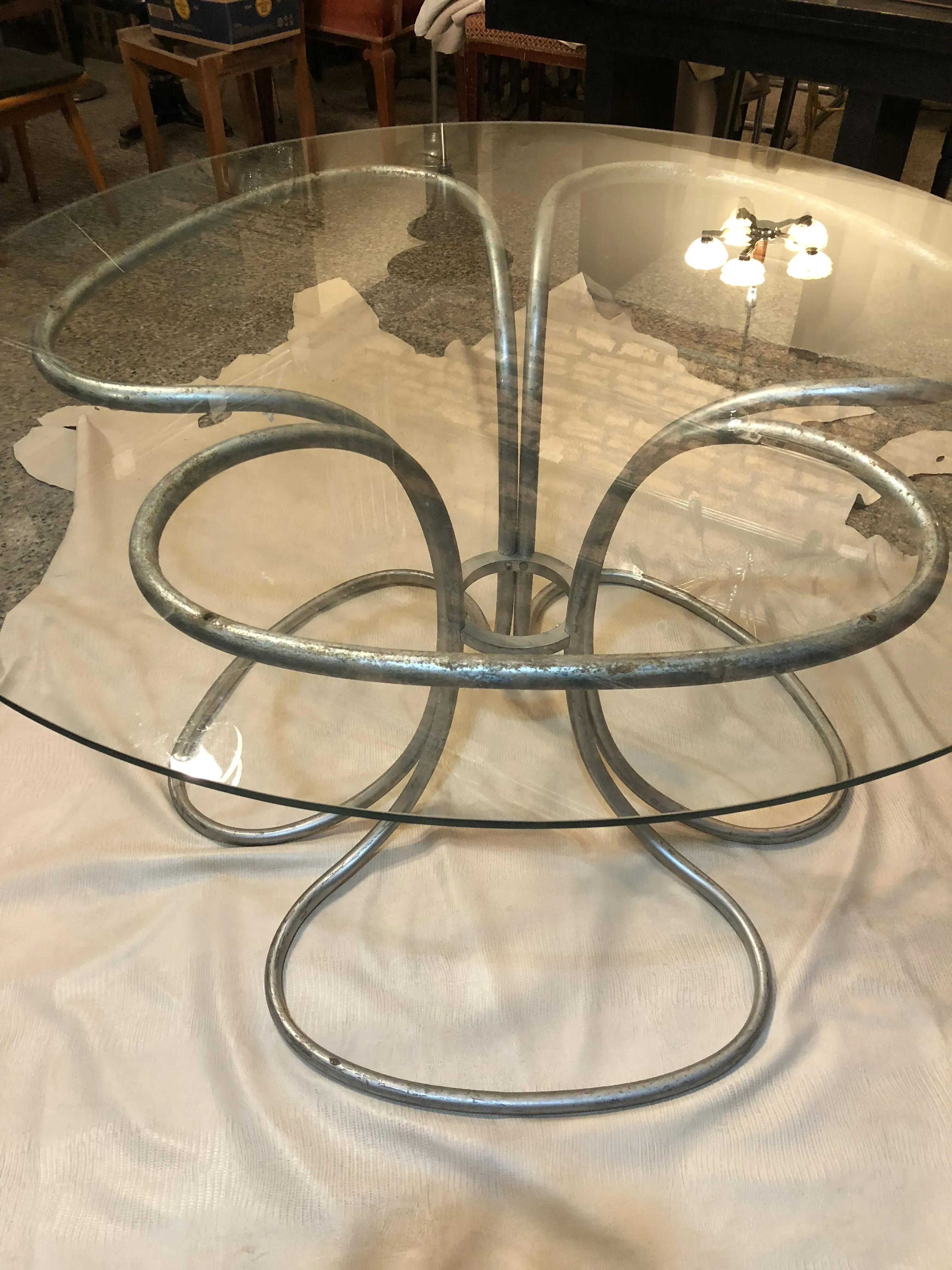 Table à manger ancienne pour 6 personnes dans un cadre chaleureux.