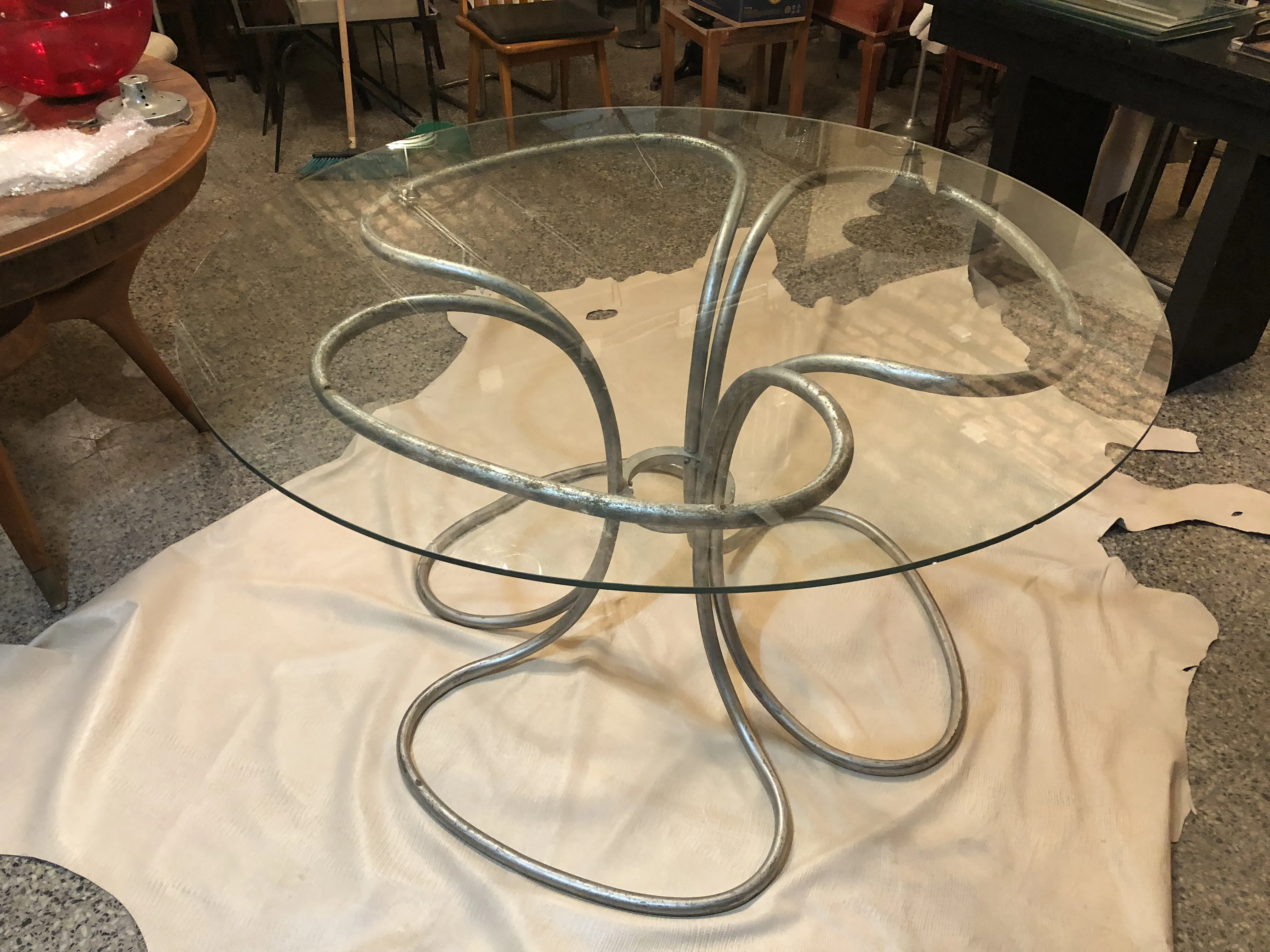 Table à manger antique pour 6 personnes avec un design élégant, entourée de chaises dans un environnement chaleureux.