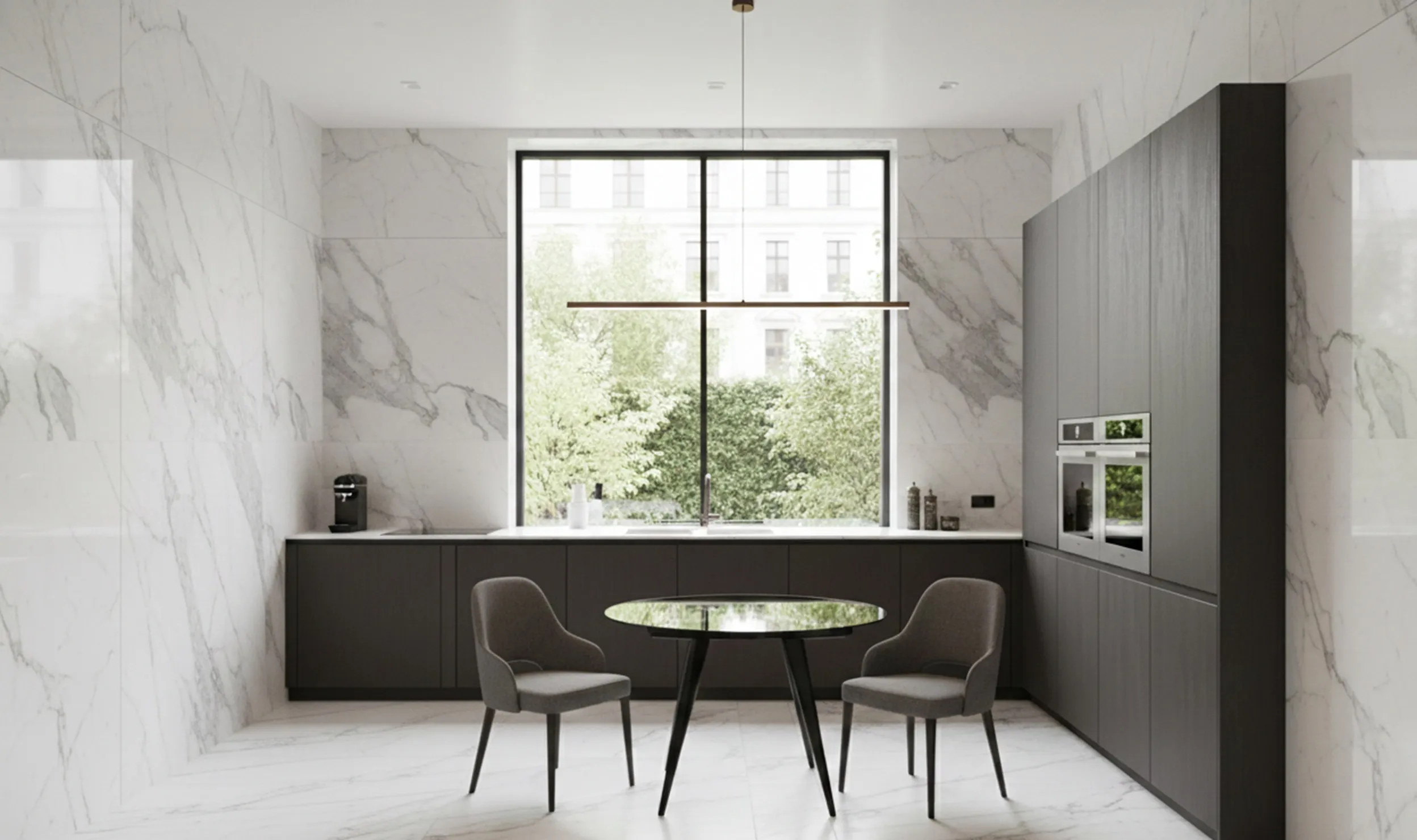 Table à manger ancienne pour 4 personnes dans un décor moderne, avec des chaises grises, style minimaliste.