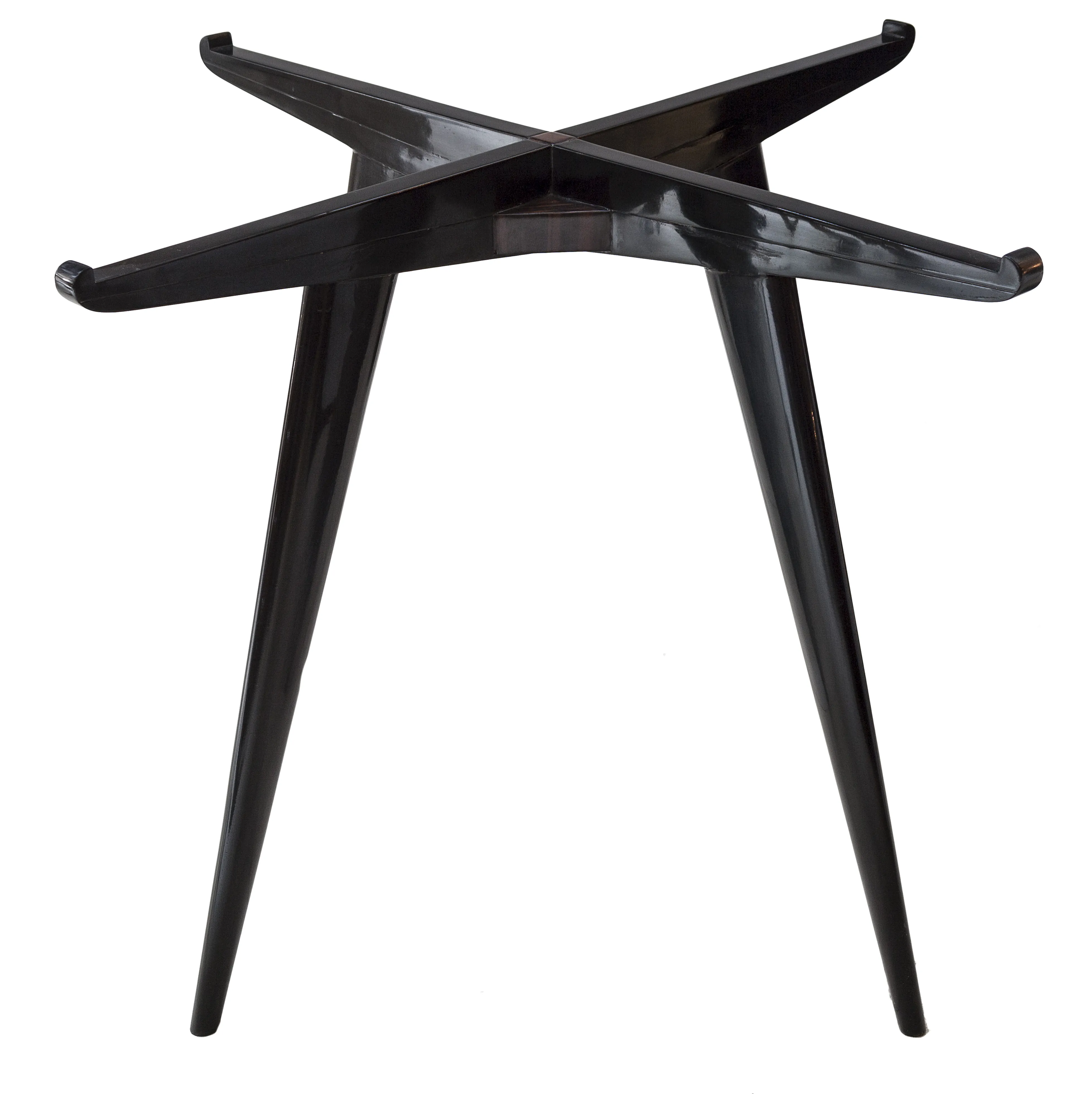 Table à manger ancienne pour 4 personnes, design élégant, ambiance conviviale.