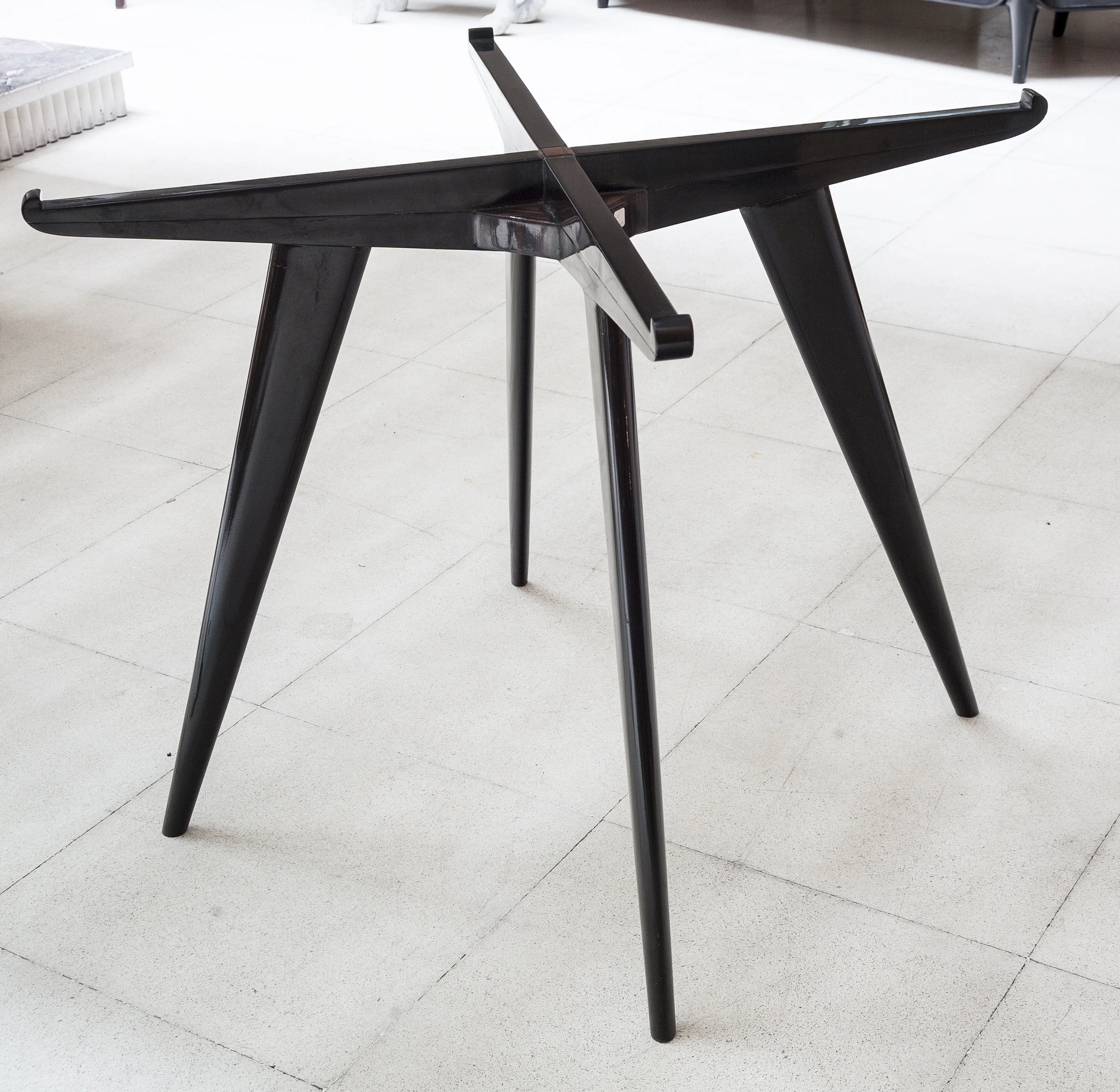 Tavolo da pranzo antico per 4 persone con design elegante, atmosfera attraente e aspetto moderno.