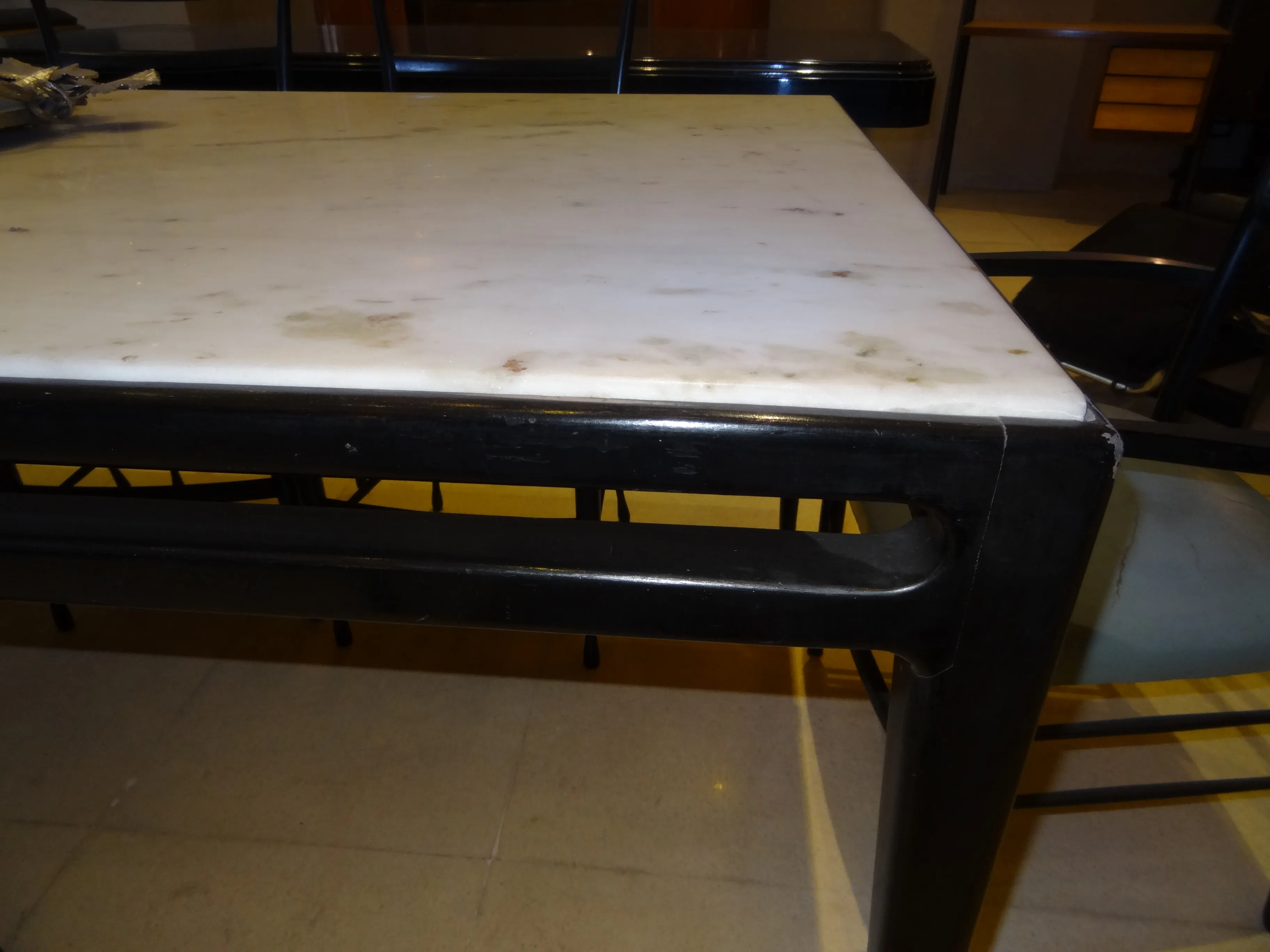 mesa de jantar antiga para 8 pessoas, superfície clara