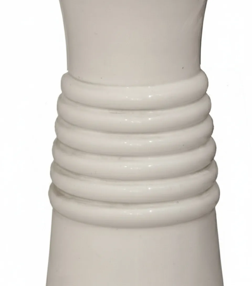 vaso de plantes ancien blanc avec détails courbés en haut