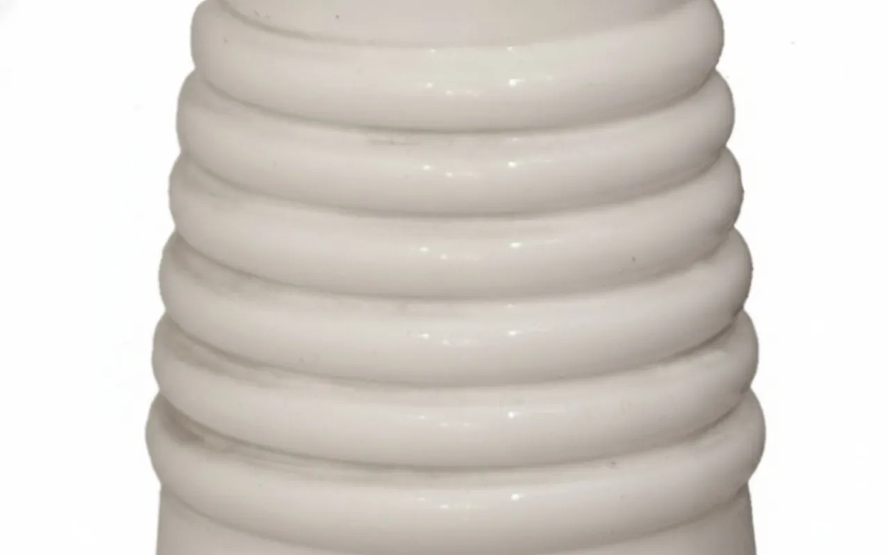 vase de plantes ancien blanc avec design en stries