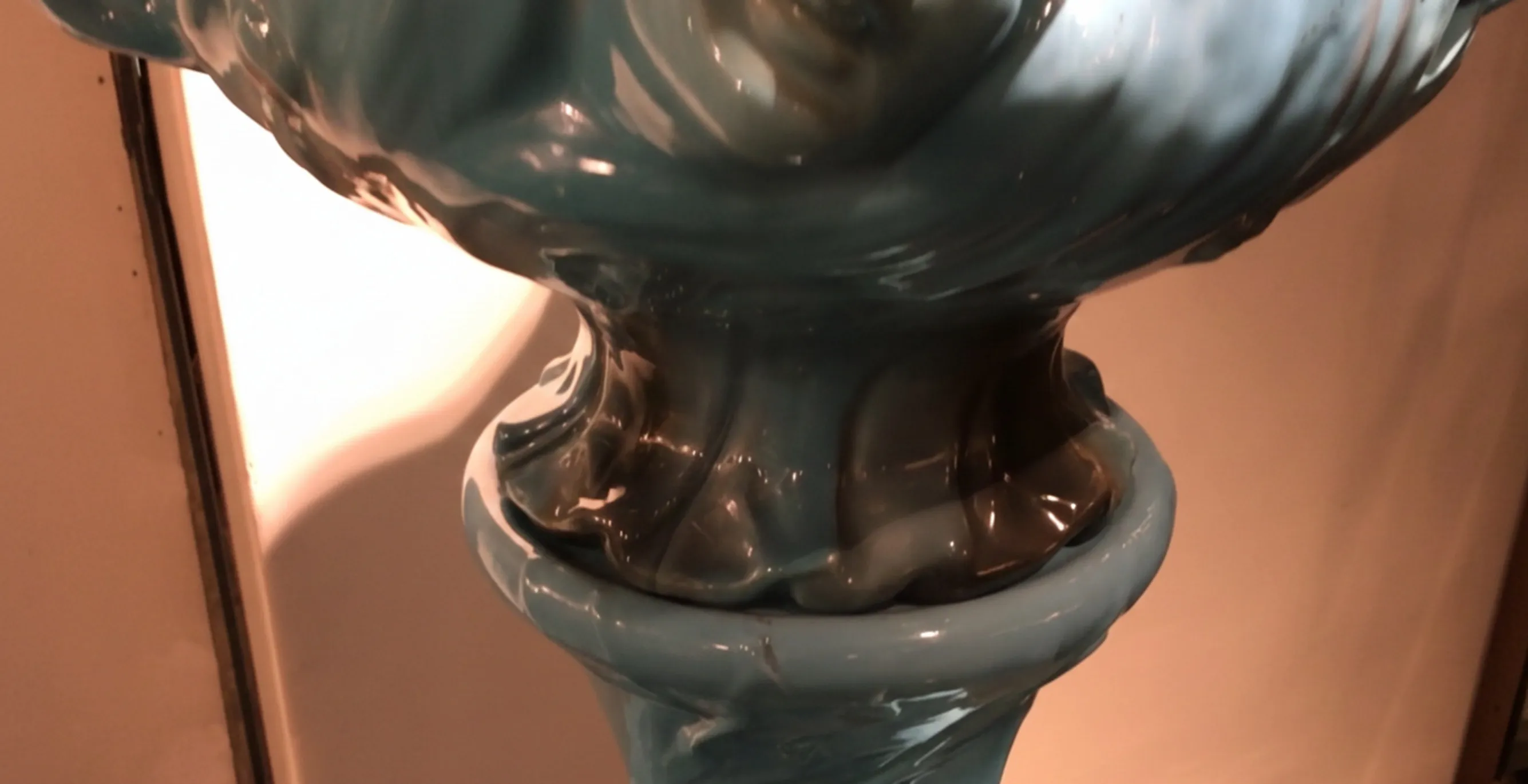 vaso de plantes ancien bleu avec formes décoratives