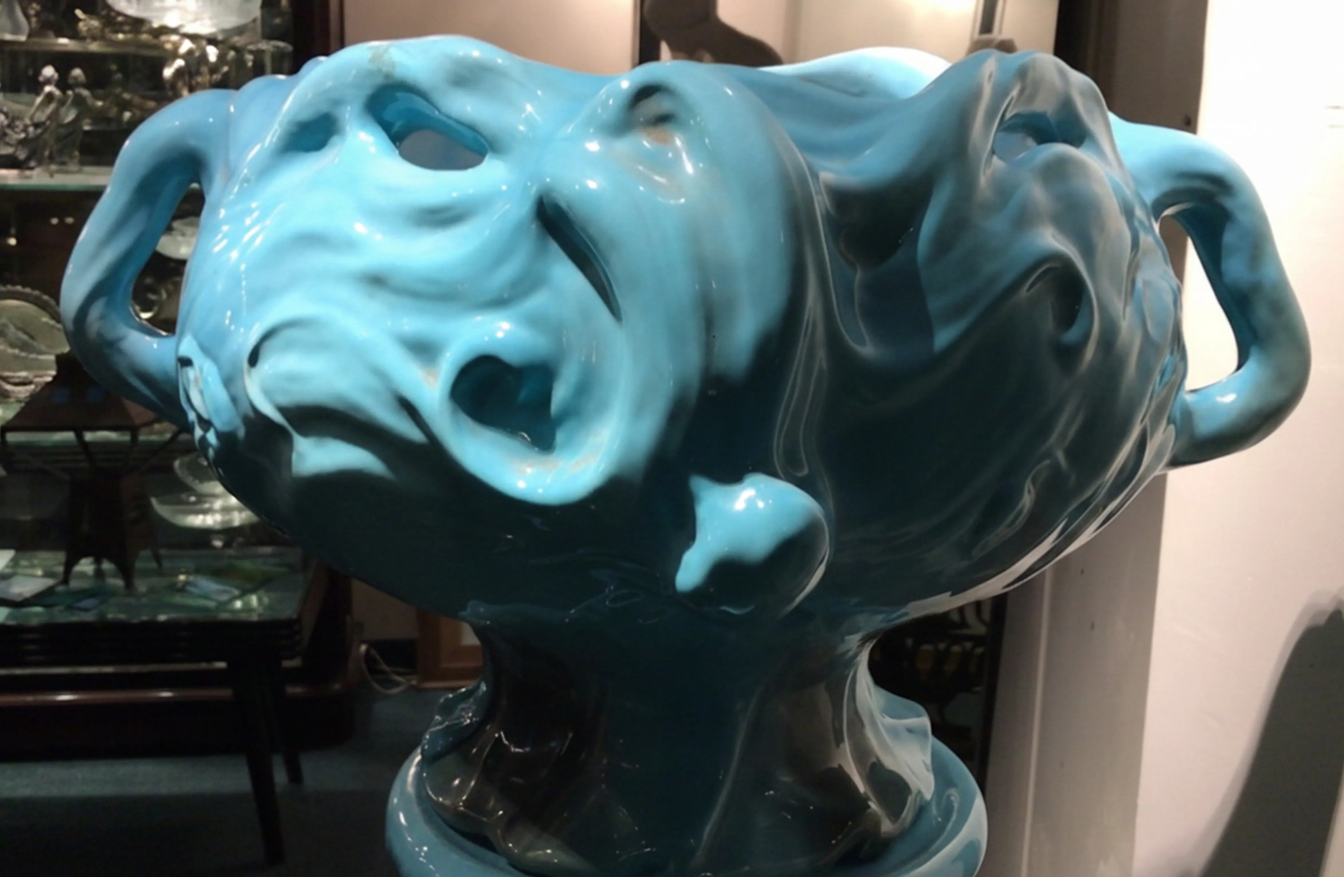 vaso di fiori antico blu vivido con forma artistica e due manici