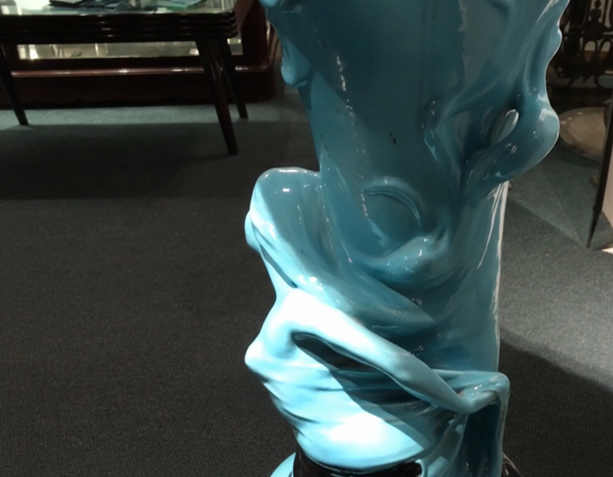 eleganter antiker blumentopf mit blauem design