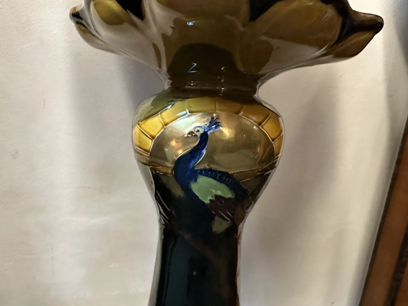 vaso di fiori antico decorato con un pavone, colori vivaci