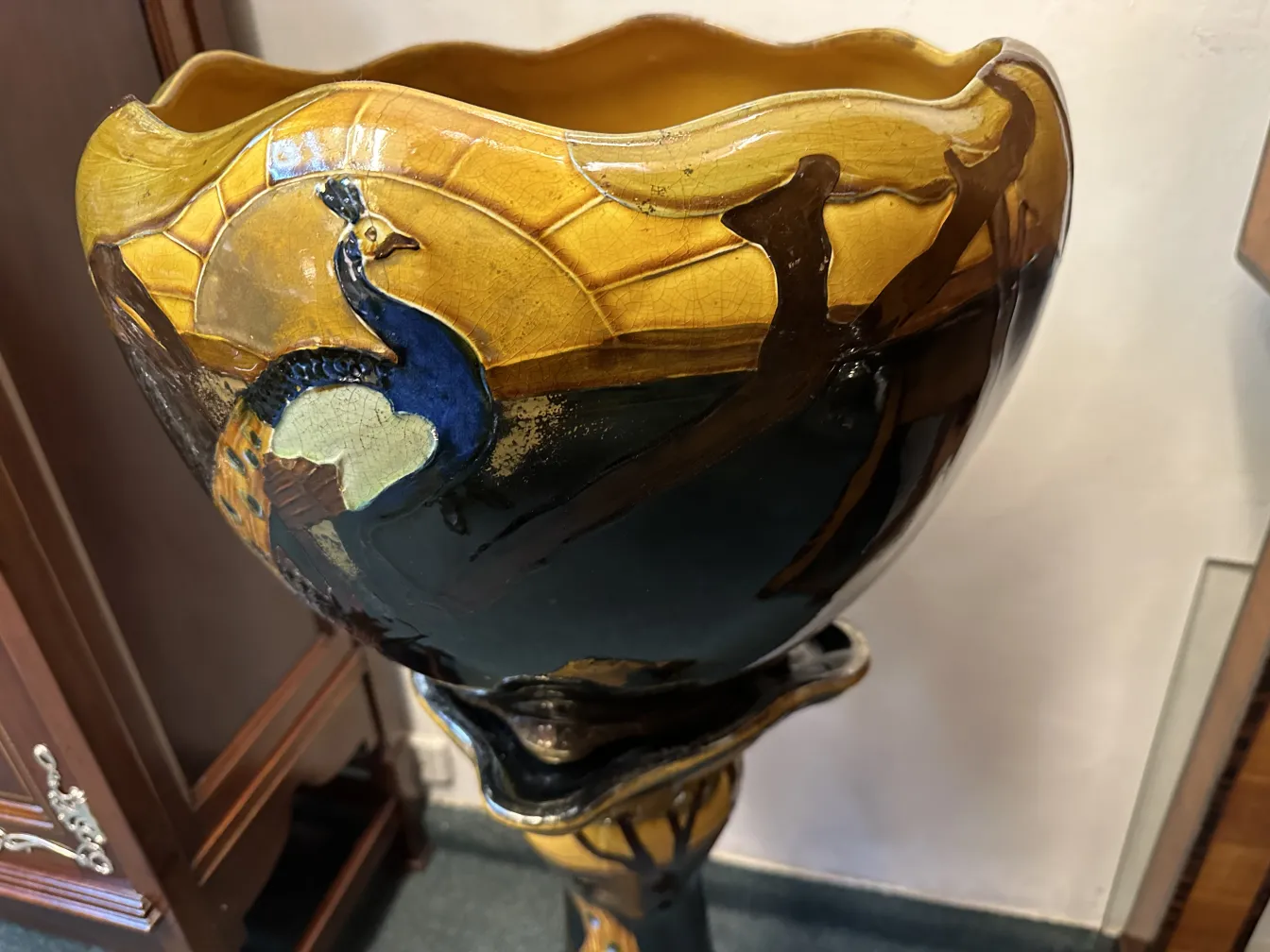 antiker Blumentopf, verziert mit einem lebhaften Pfau