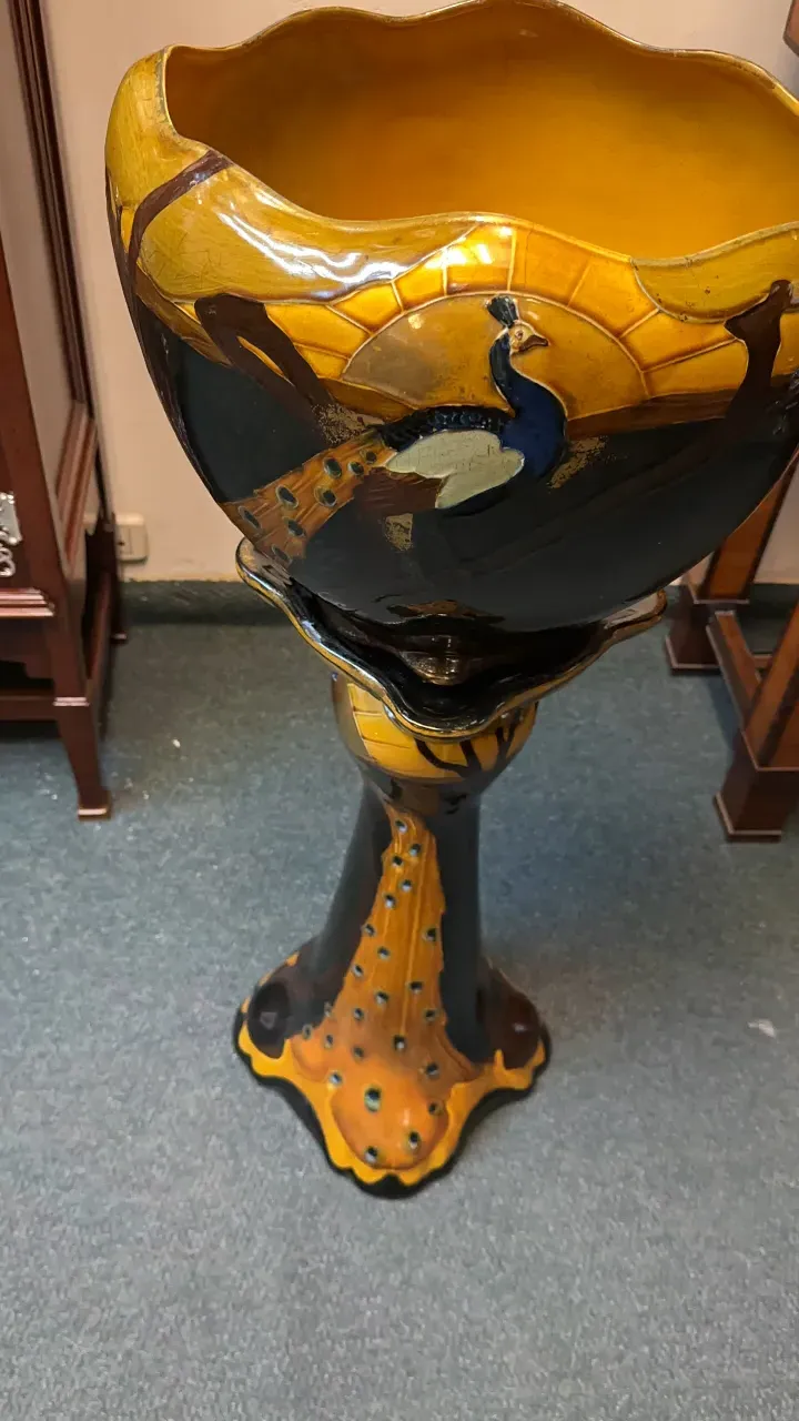 pot de fleurs ancien avec couleurs vives et motif de paon