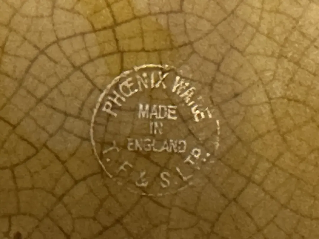 vaso de plantas antigo com design rachado e selo phoenix wake