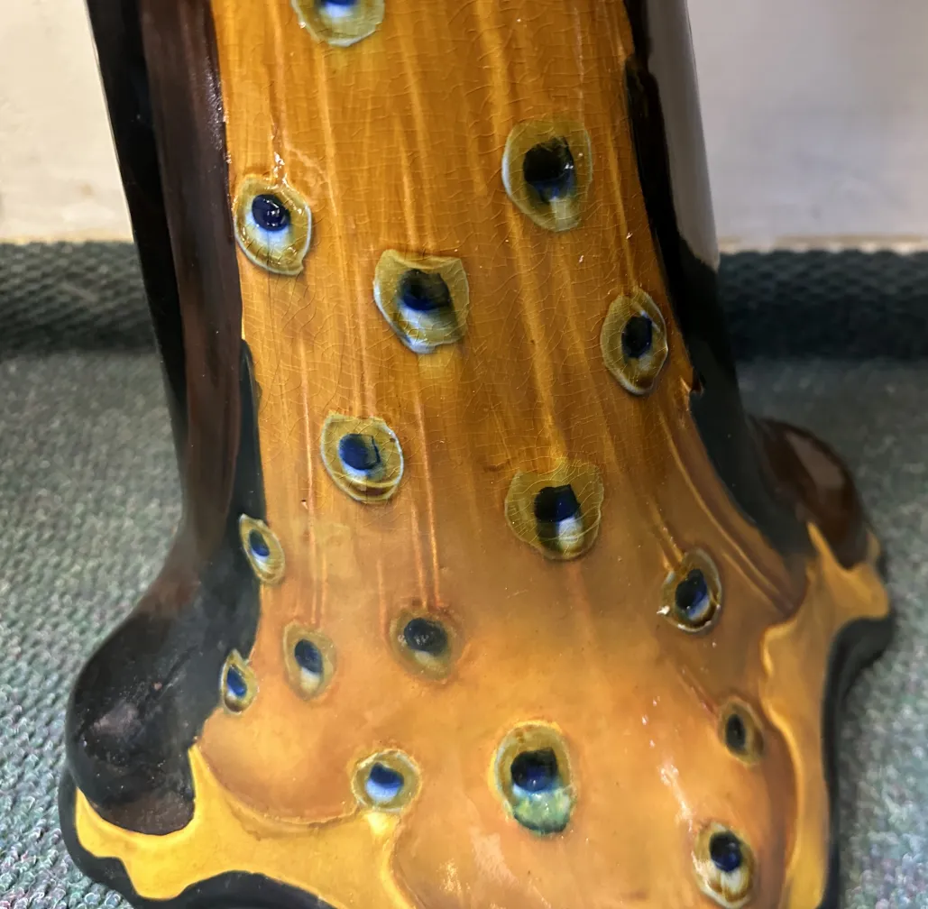 vaso de plantes ancien avec décoration colorée et motifs