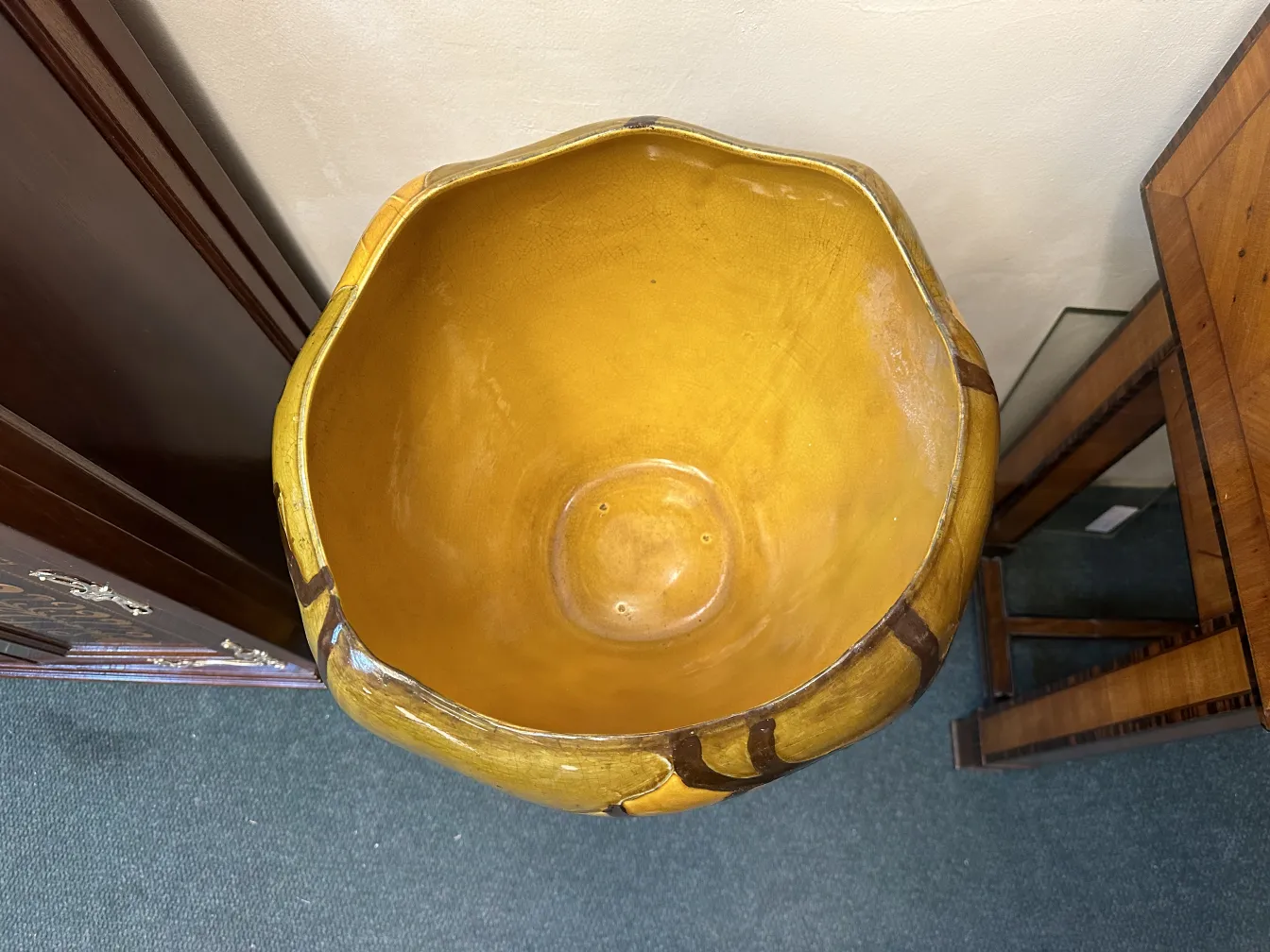 vaso de plantes ancien jaune avec décorations en relief