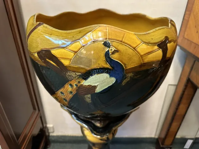 vaso de plantes ancien orné de motif de paon, style vintage