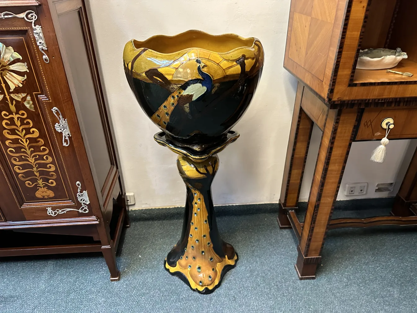 antiker keramischer Blumentopf mit goldenen und schwarzen Vögeln