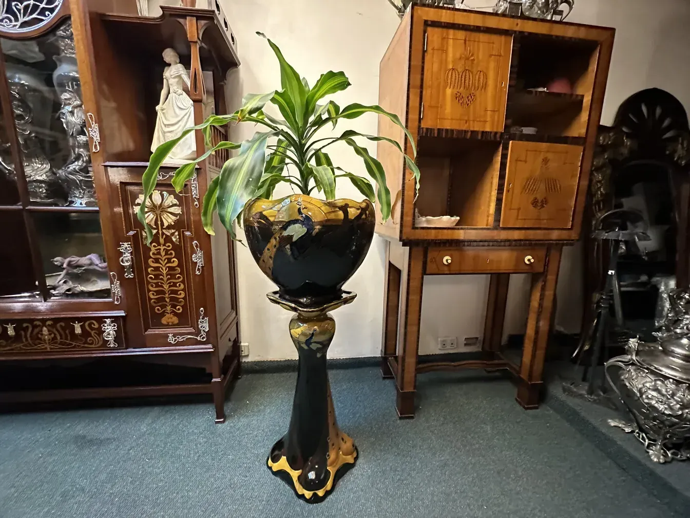 vaso de flores antigo, preto com detalhes decorativos amarelos