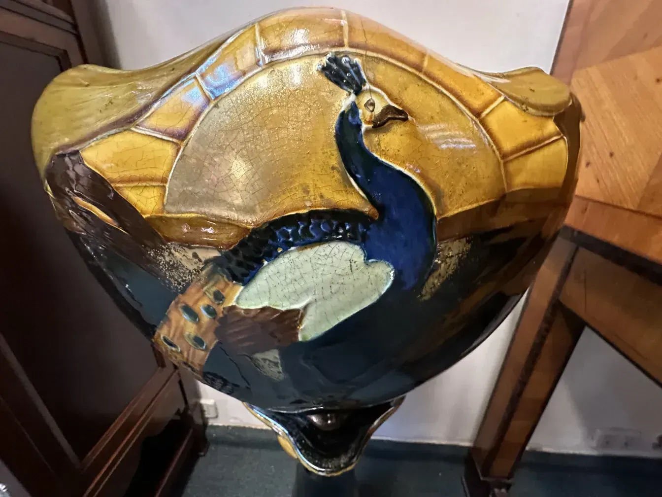 planteur antigo com pavão colorido e detalhes brilhantes