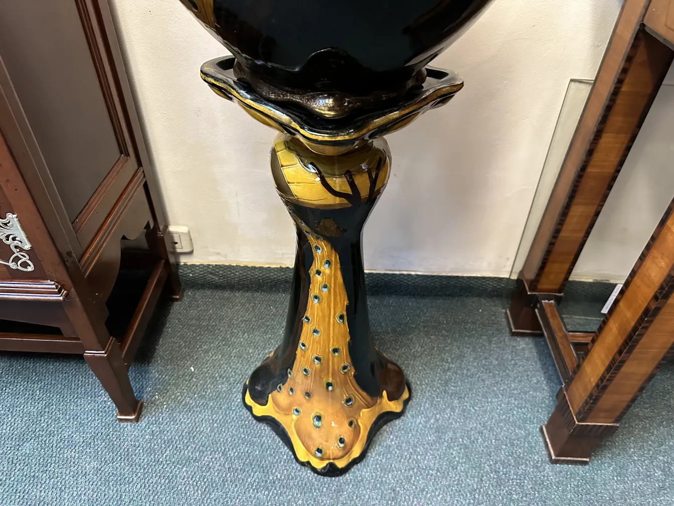 antiker blumentopf mit dekorativem sockel in schwarz und gold