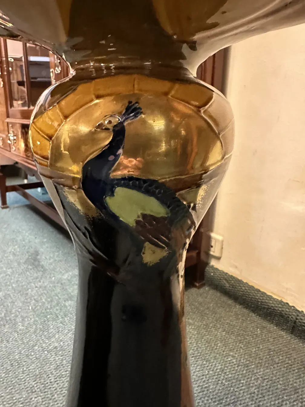 وعاء الزهور القديم بتصاميم ملونة وتفاصيل واضحة