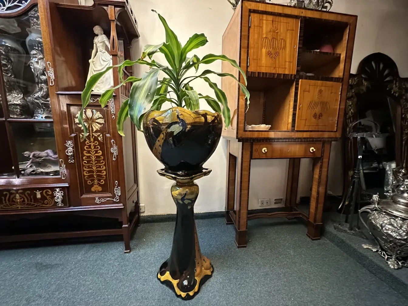 planteur antigo preto decorado com flores verdes