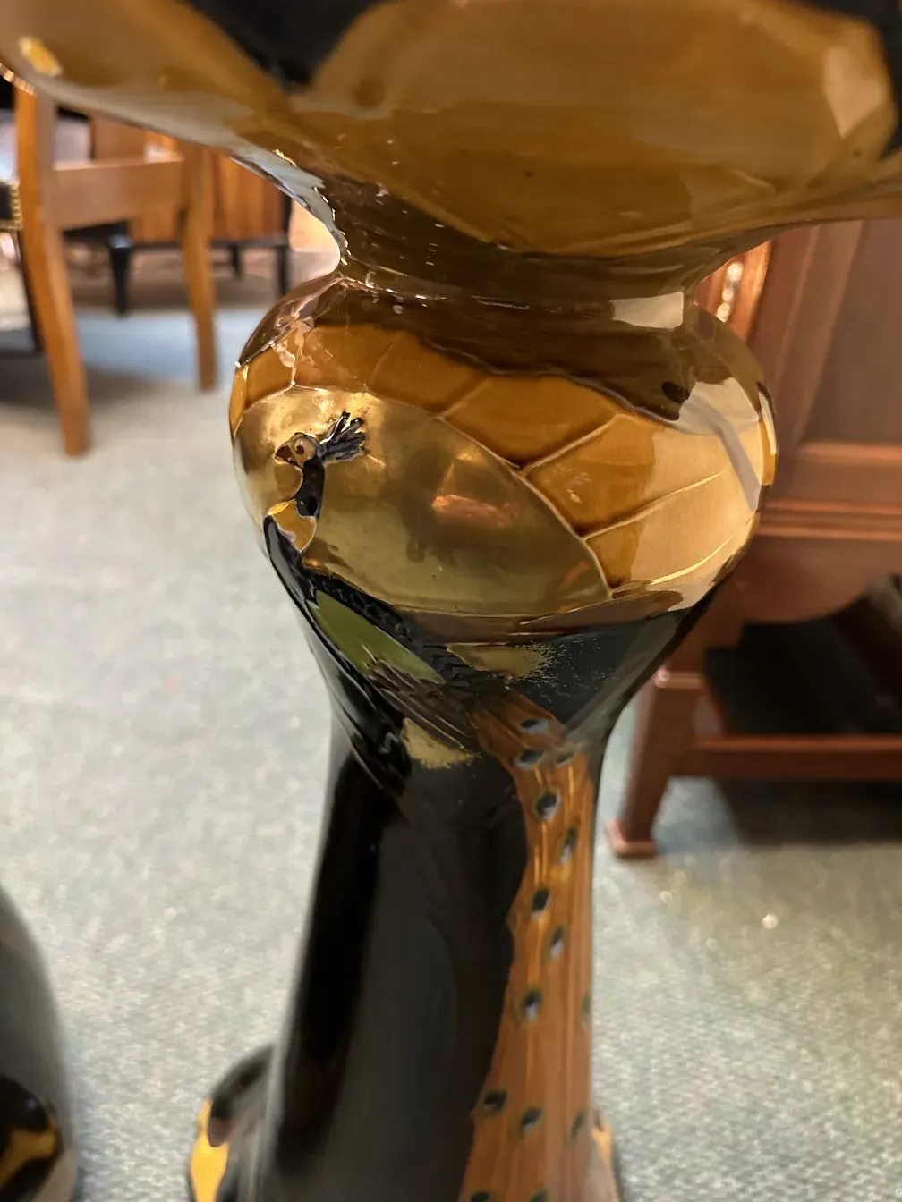 vaso di fiori antico con design decorativo nero e oro