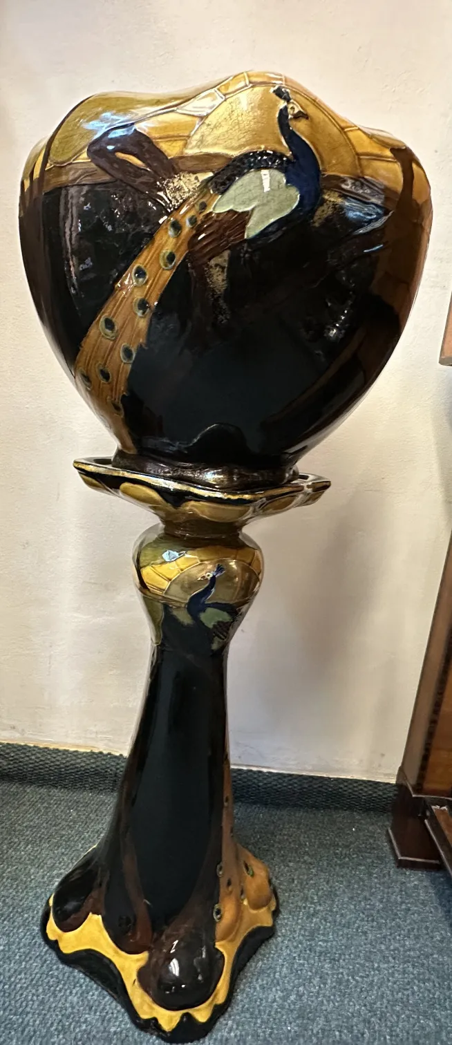 vaso di fiori antico nero e dorato con pavone decorativo, base larga