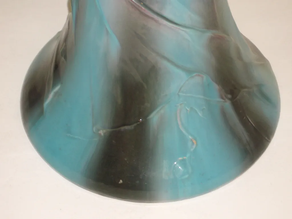 antik blumentopf mit gewelltem rand in blau und schwarz