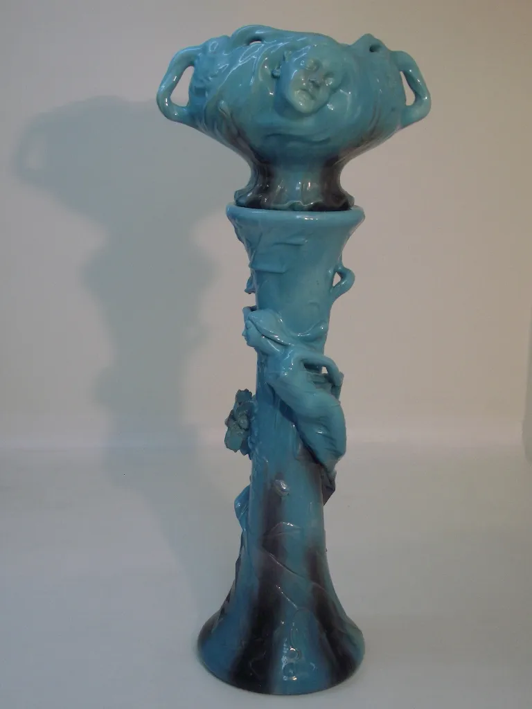 planteur de cerâmica antigo com design decorativo e cor azul