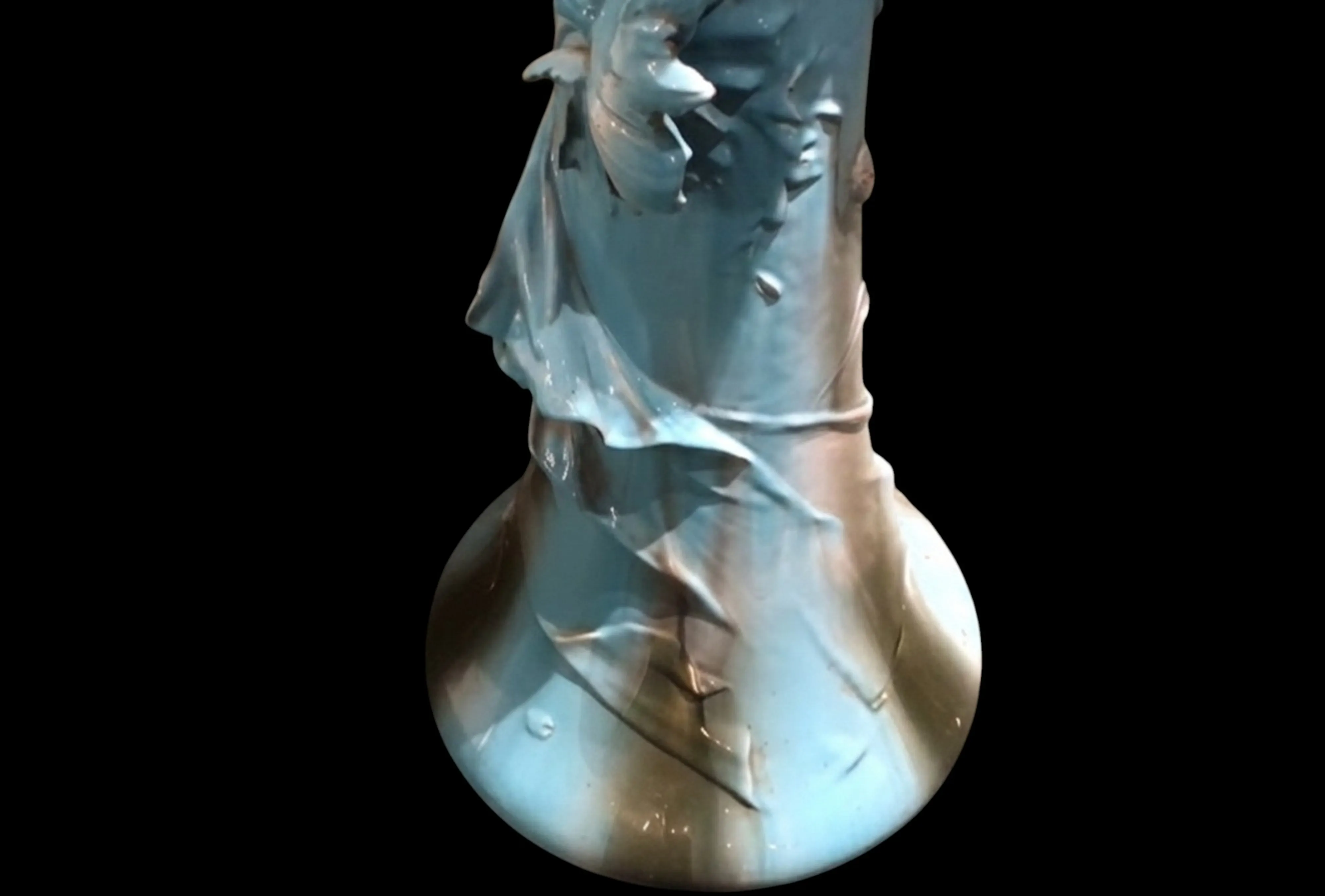 macetero antigüo con forma elegante y detalles florales