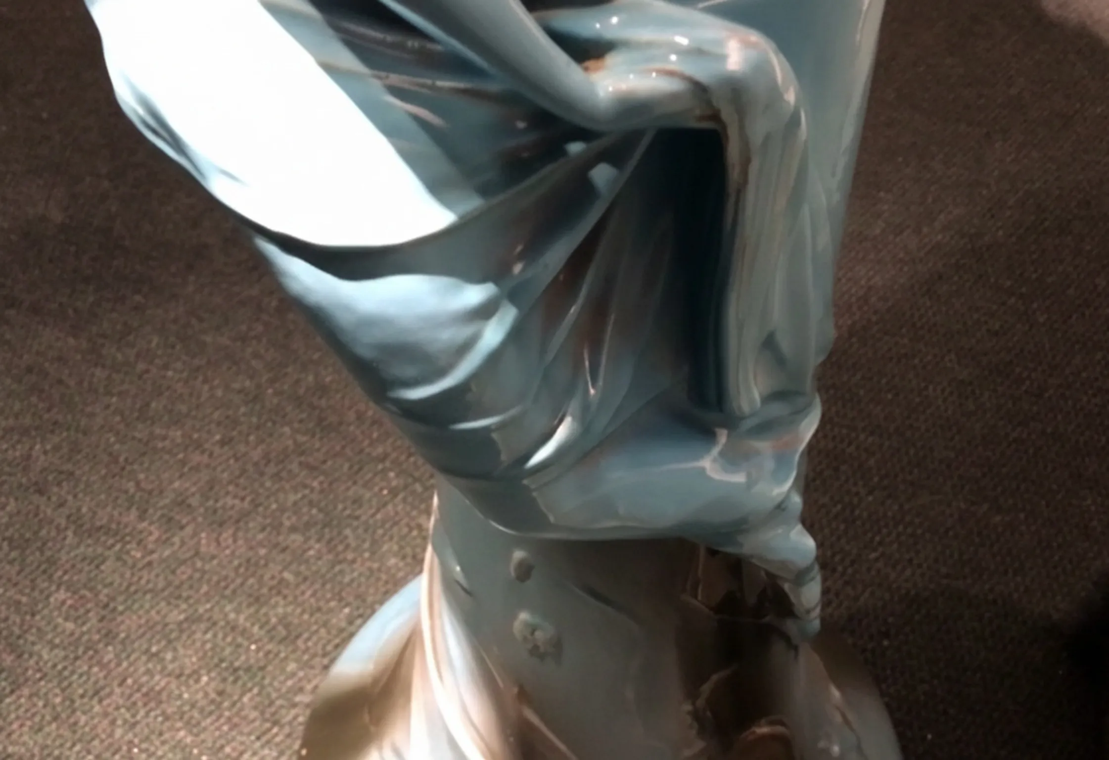 vase di fiori antico con dettagli decorativi in un contesto classico