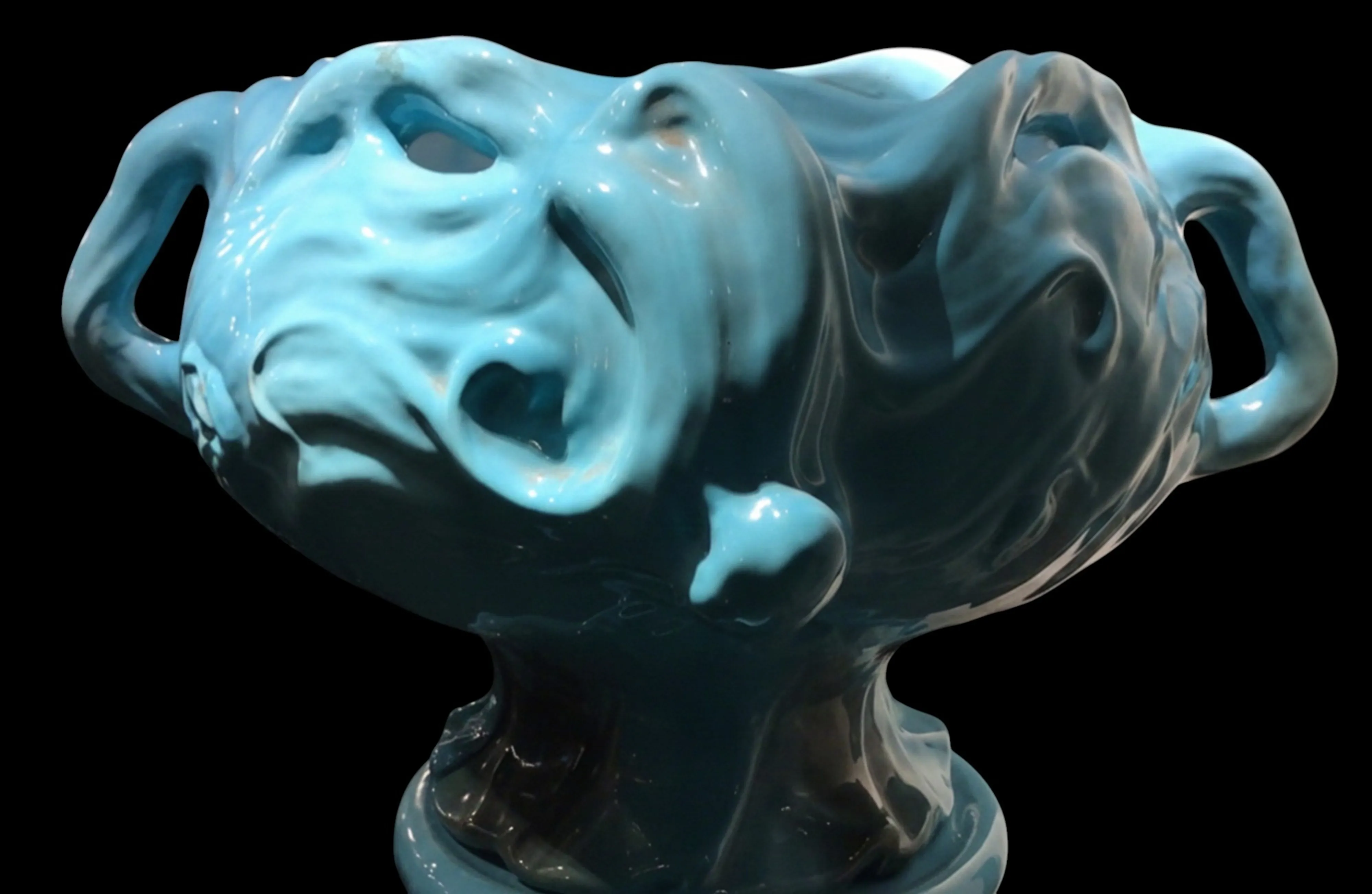 빛나는 파란색 마감과 유기적인 형태를 가진 고대 장식 화분, 식물에 적합합니다.