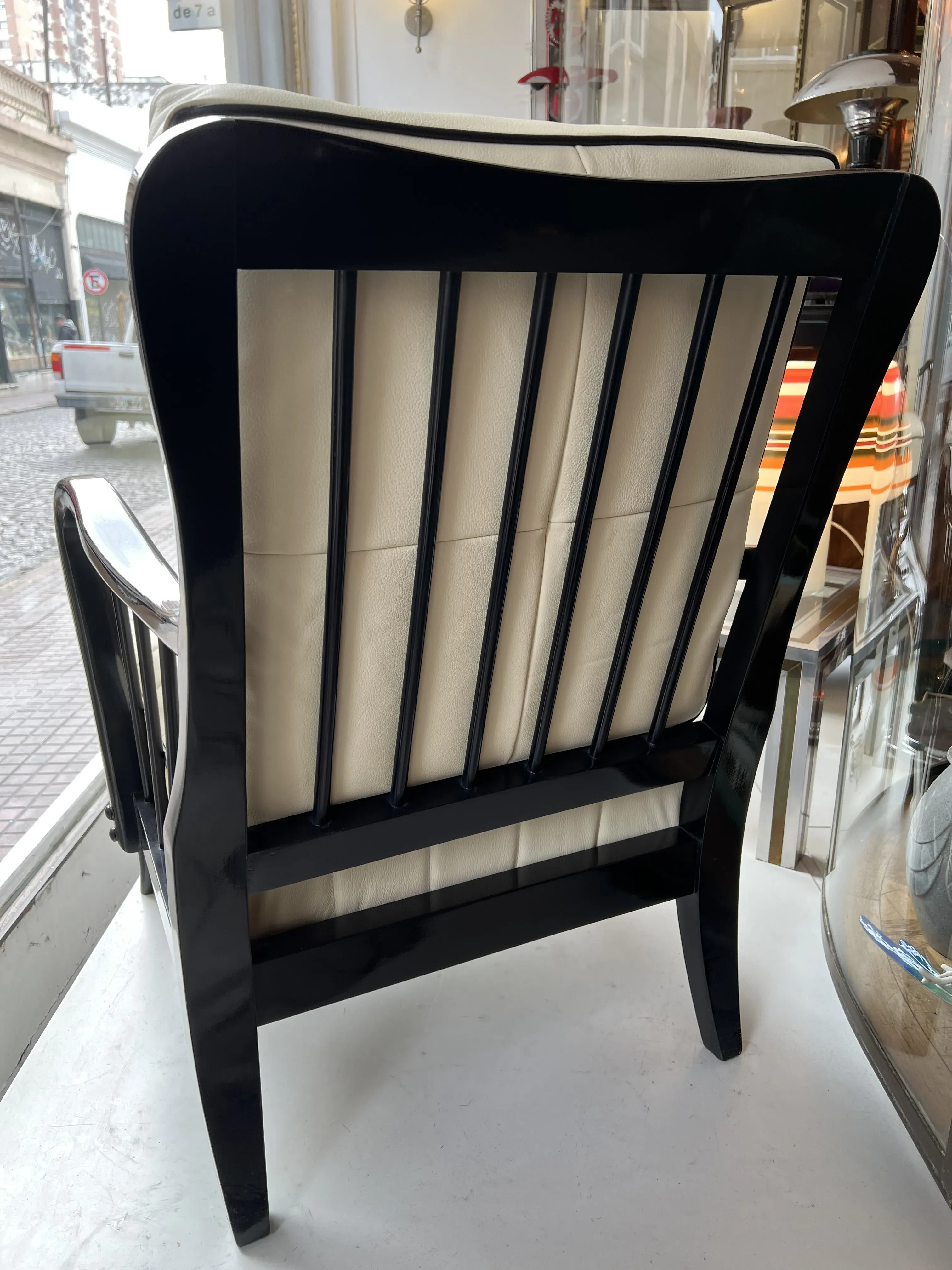 Zwei antike Armlehnstühle von Paolo Buffa in eleganter Umgebung