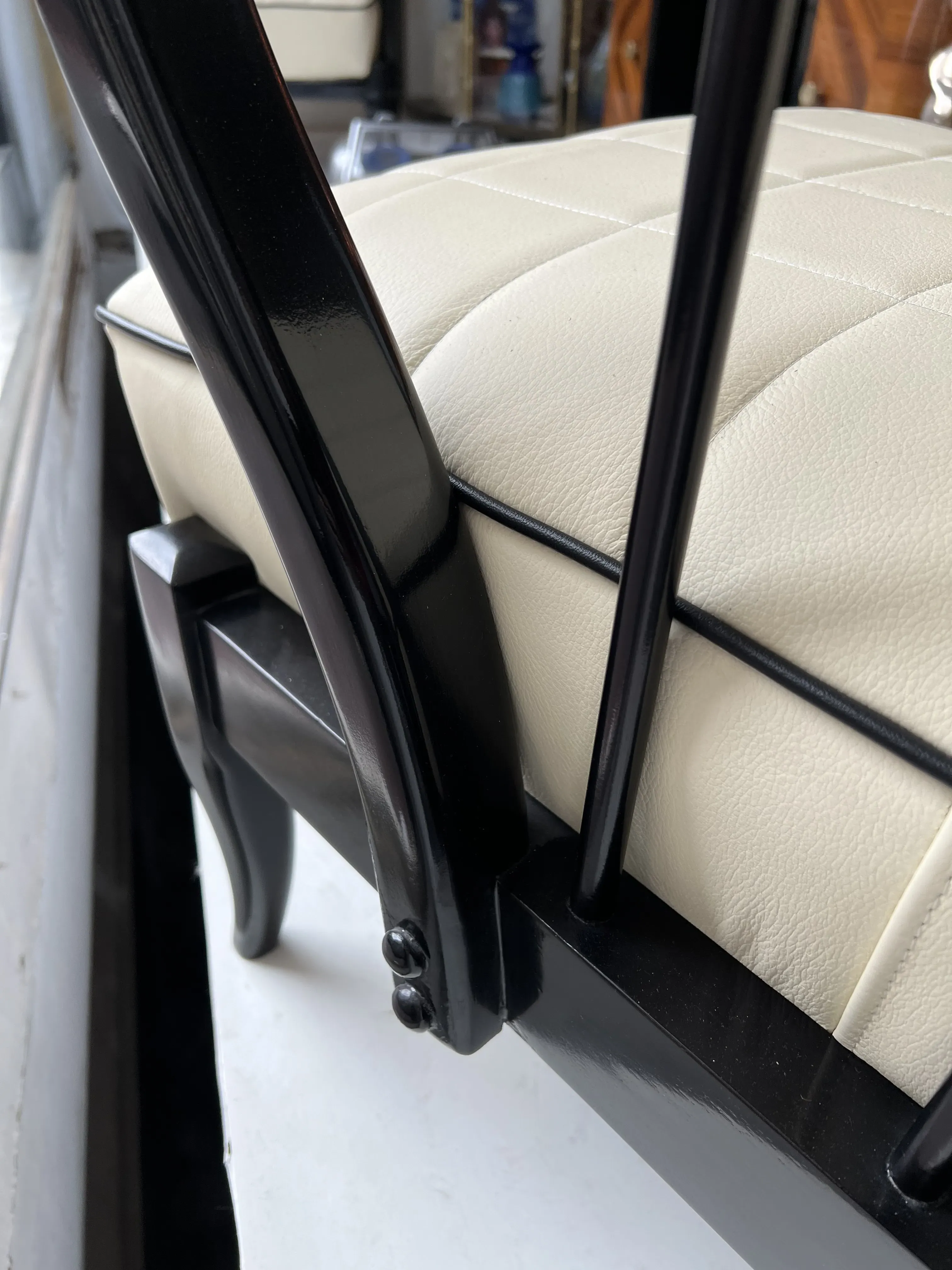 deux fauteuils anciens au design élégant, douceur visible