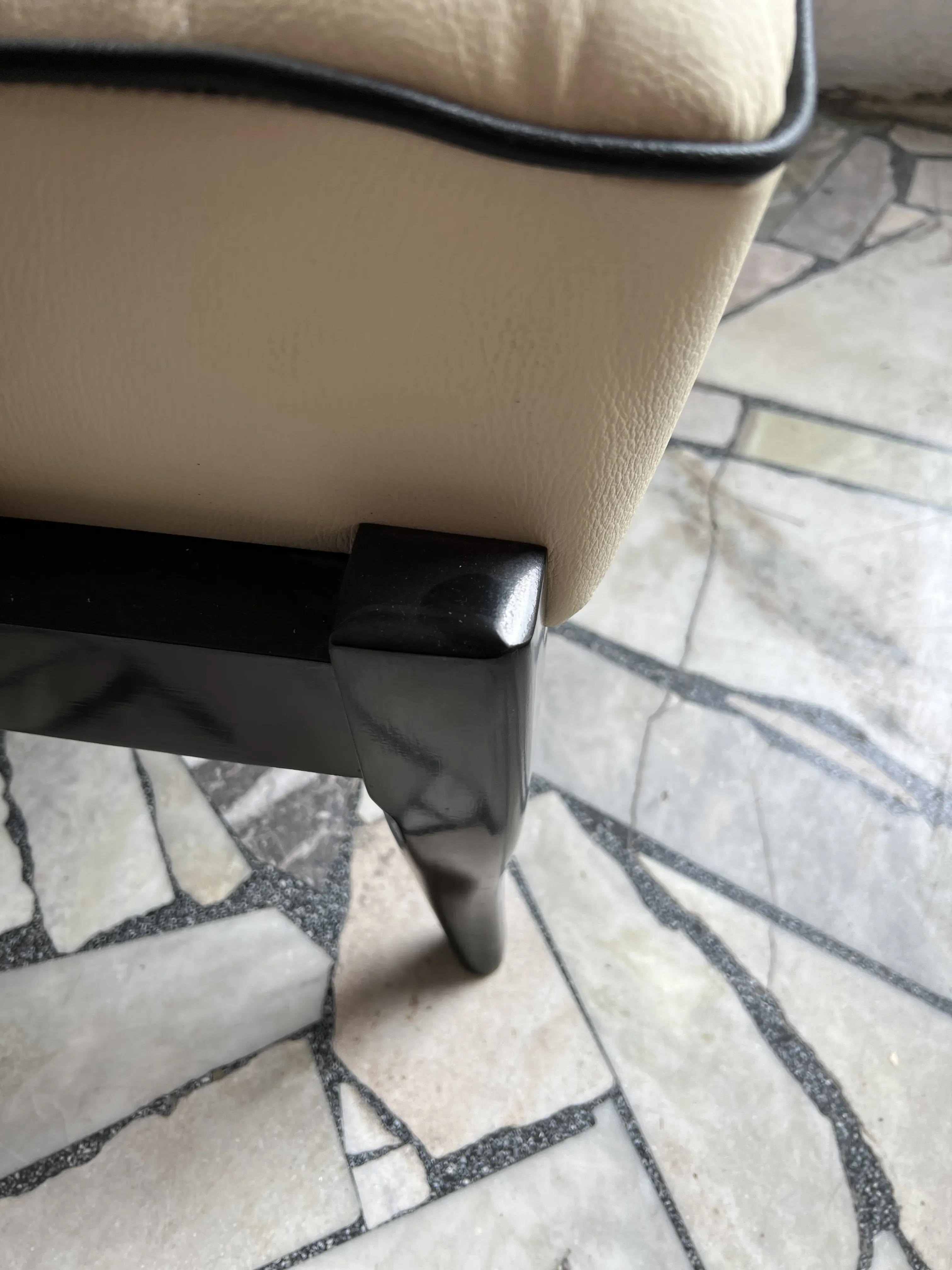 Vue rapprochée de 2 fauteuils anciens de Paolo Buffa dans un cadre classique.