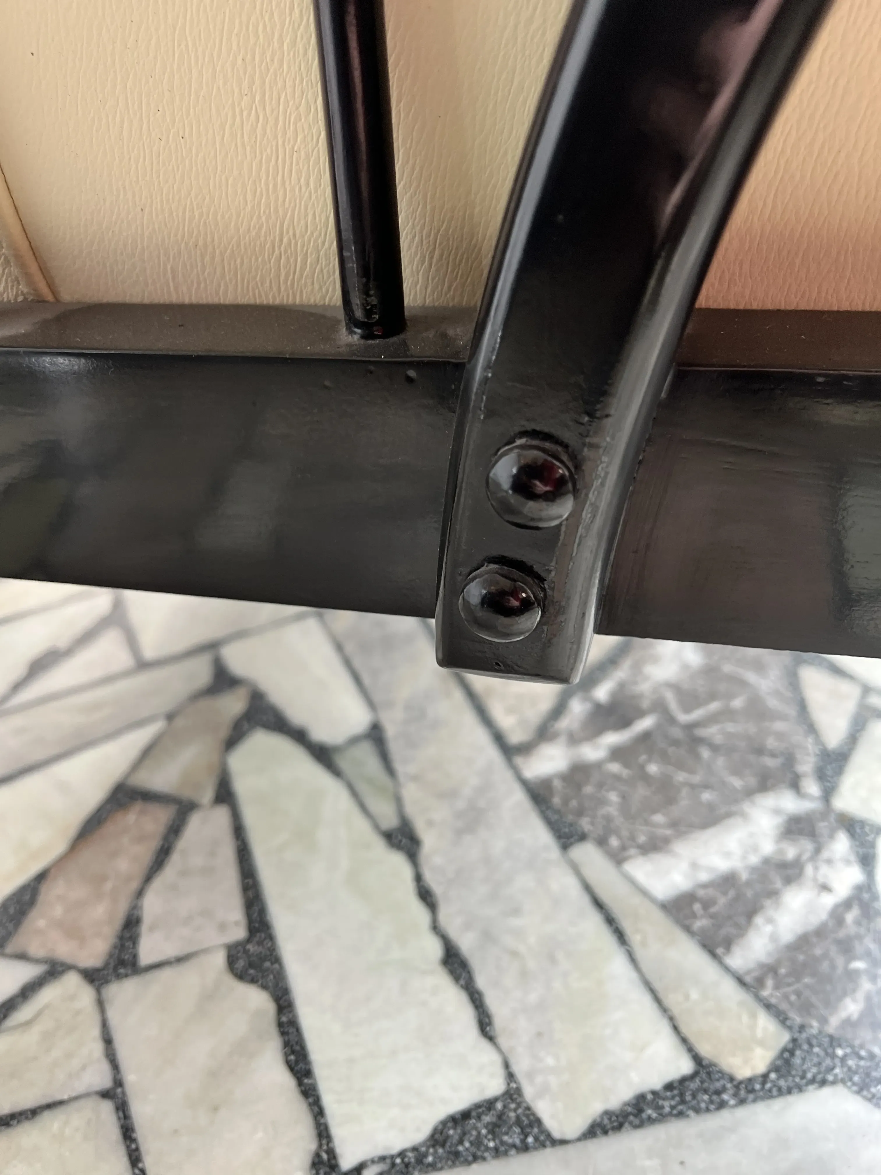 Vista de los 2 sillones antiguos Paolo Buffa con detalles en el ambiente.