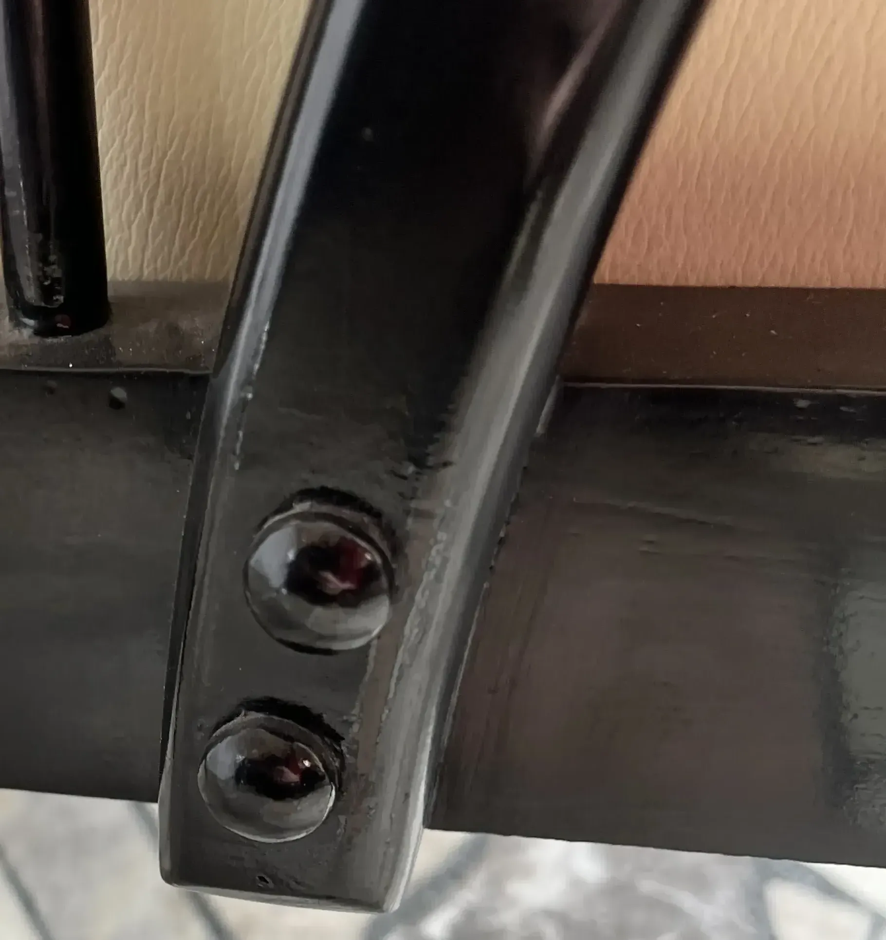 Details der zwei antiken Armlehnstühle von Paolo Buffa, elegantes Design und sorgfältige Ausführung.