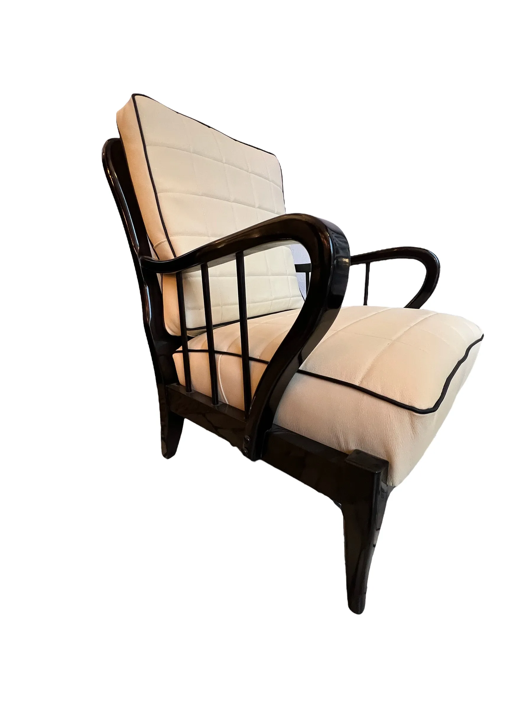 vista lateral de 2 sillones antiguos en color claro, diseño de Paolo Buffa, entorno minimalista