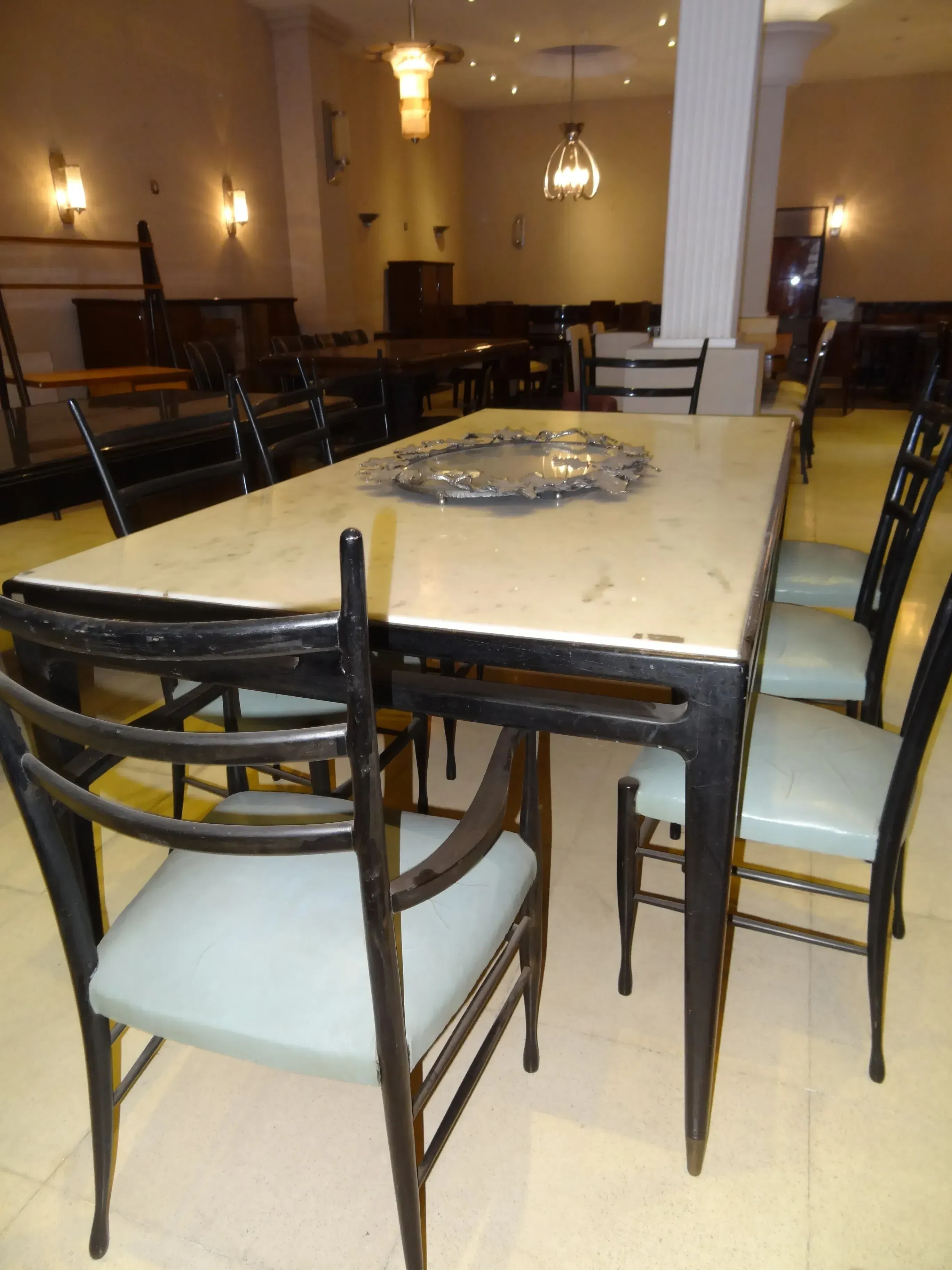 Table à manger ancienne pour 8 personnes dans un cadre élégant.