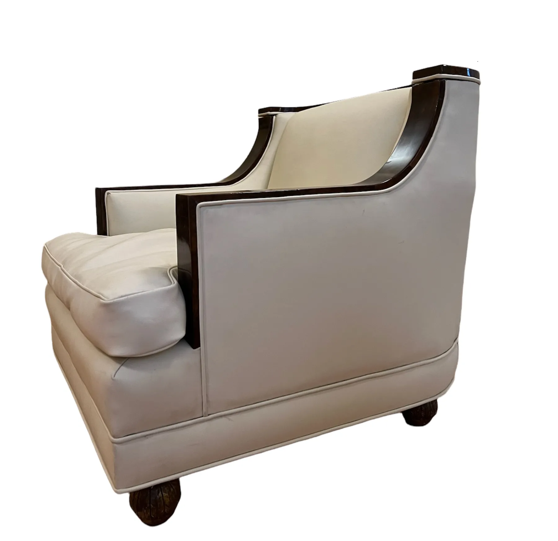 2 sillones antiguos con un diseño clásico, en un ambiente acogedor.