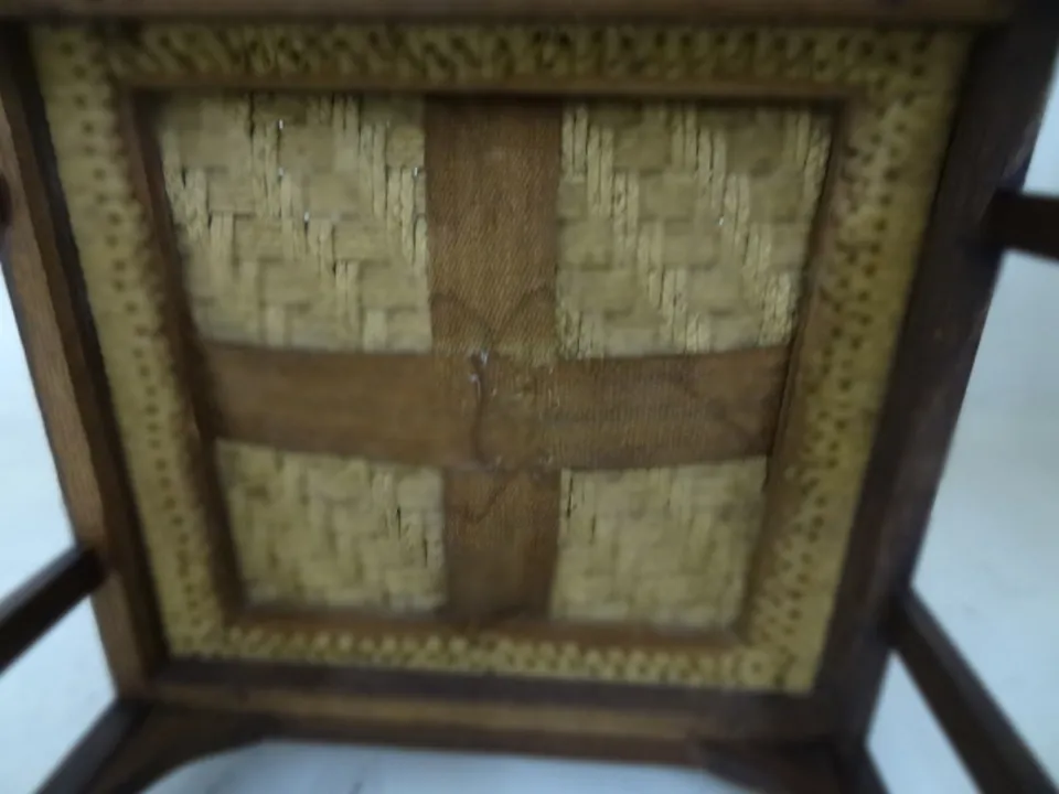 Fauteuil de bureau ancien avec détails décoratifs, fond clair.