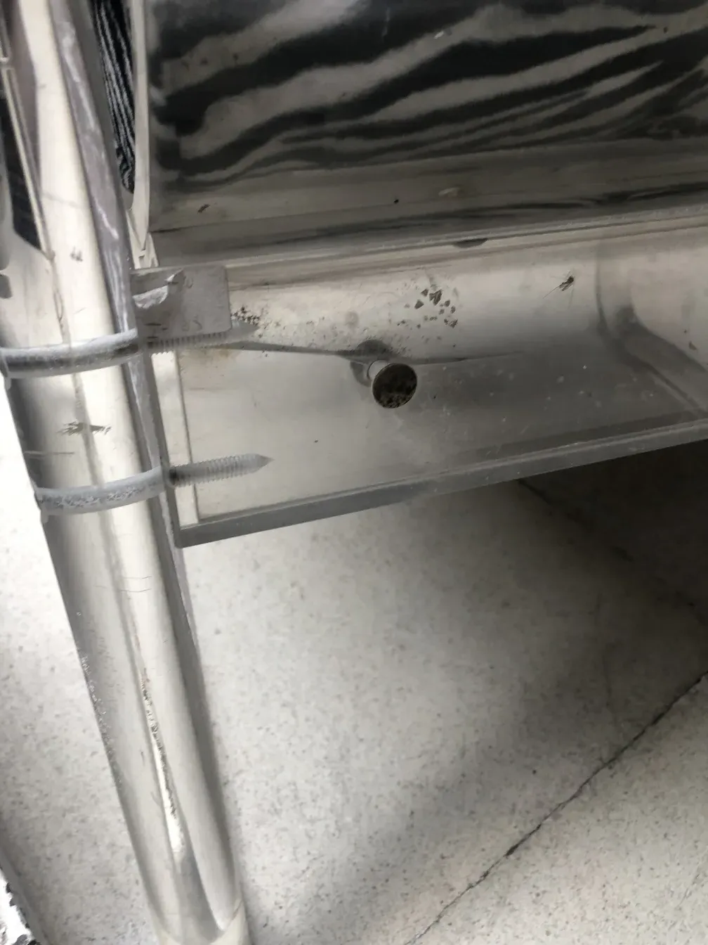 Zwei antike Armlehnstühle in einer modernen Umgebung.