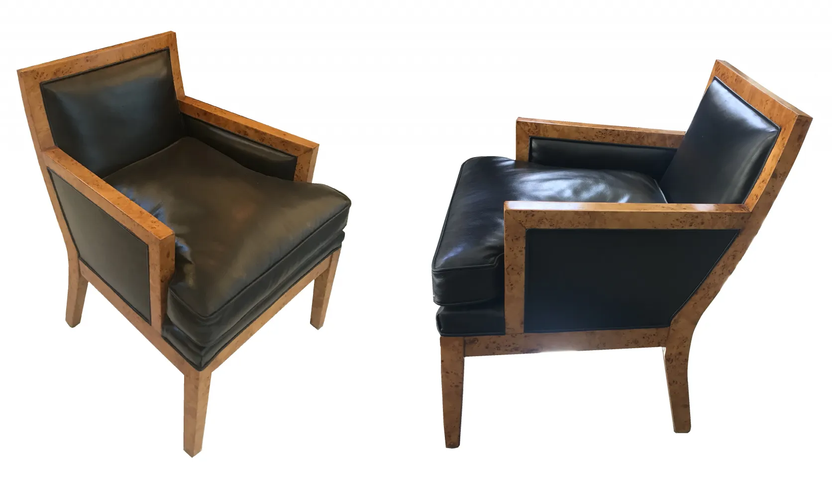 2 كراسي قديمة بتفاصيل خشبية cushions سوداء في غرفة أنيقة.